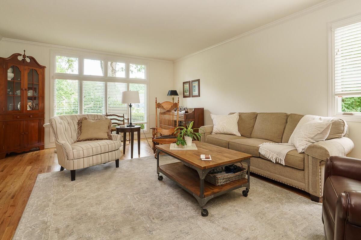 1090 Circle On The Green