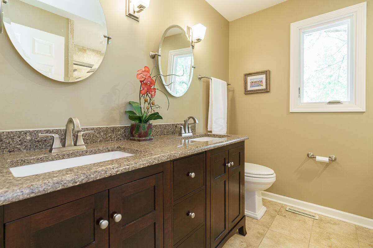 1090 Circle On The Green