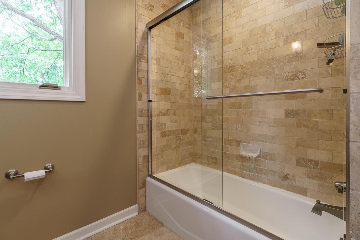 1090 Circle On The Green