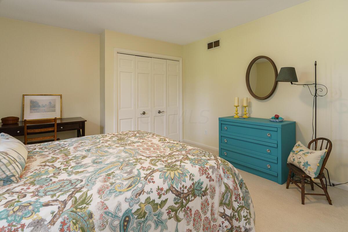 1090 Circle On The Green