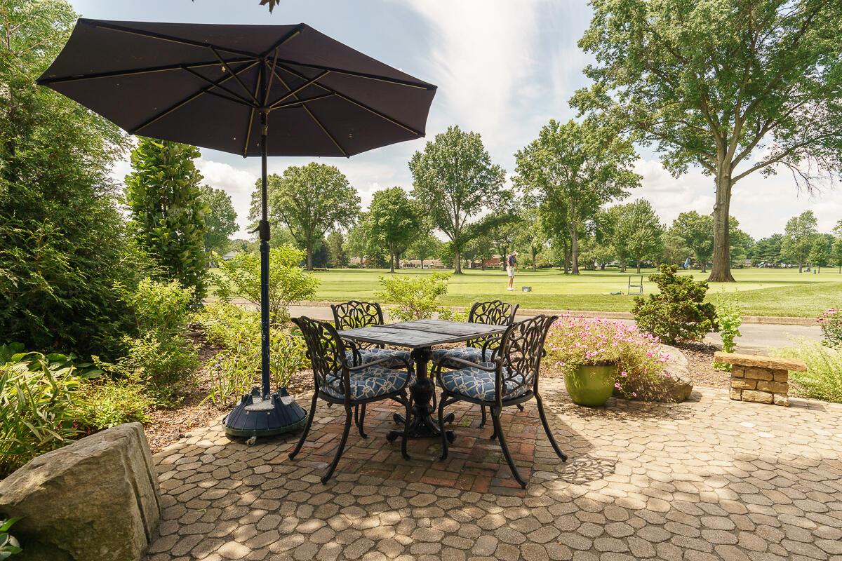 1090 Circle On The Green