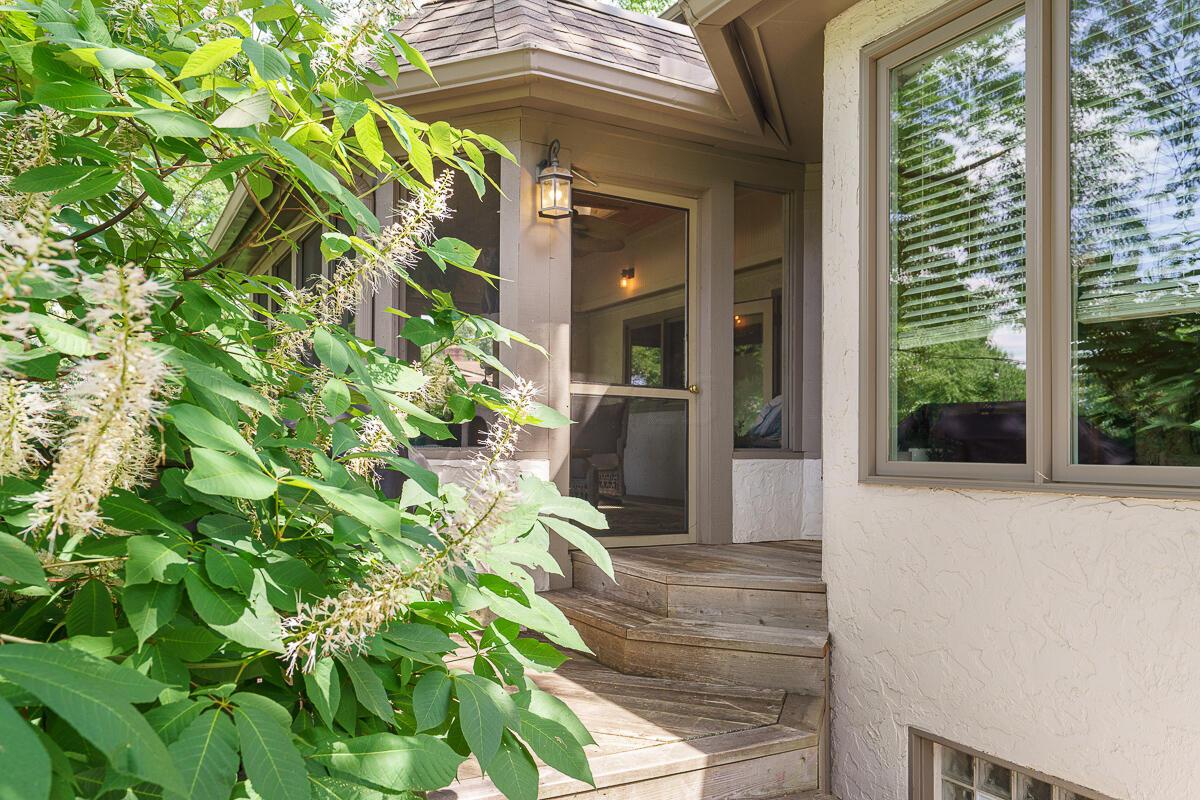 1090 Circle On The Green