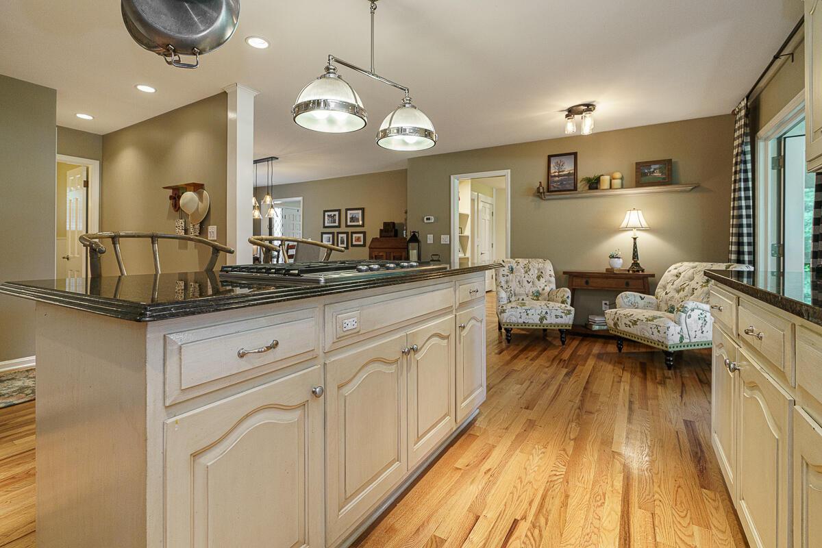 1090 Circle On The Green