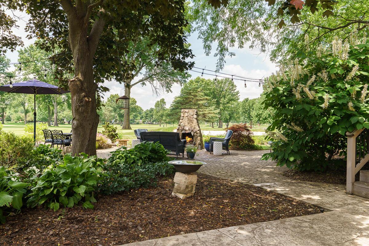 1090 Circle On The Green