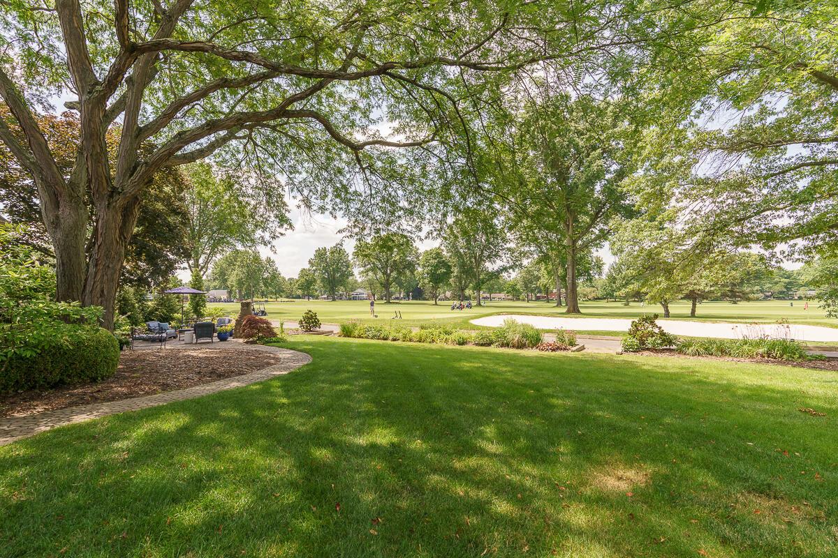 1090 Circle On The Green