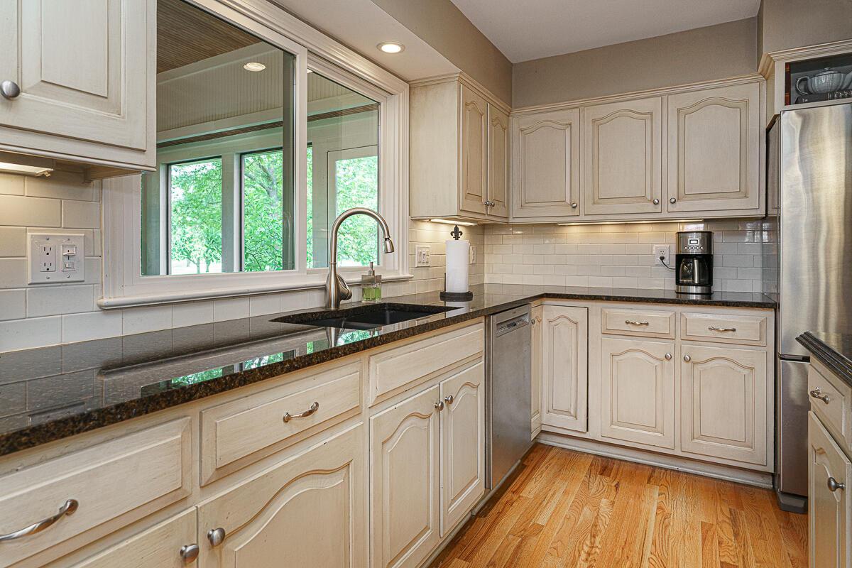 1090 Circle On The Green