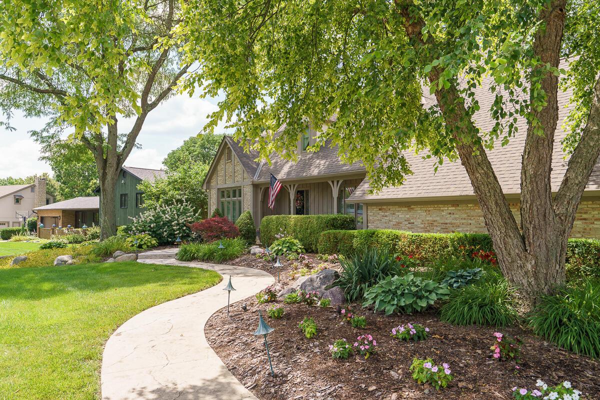 1090 Circle On The Green