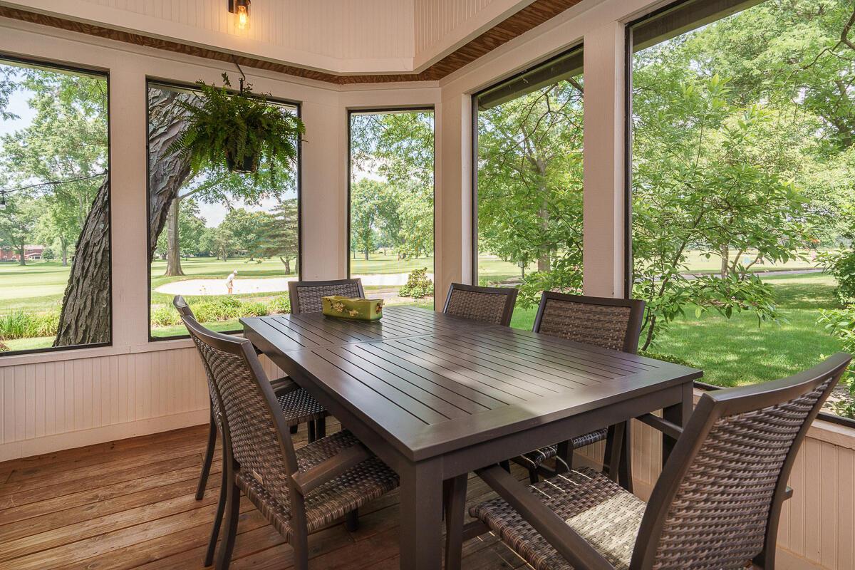 1090 Circle On The Green