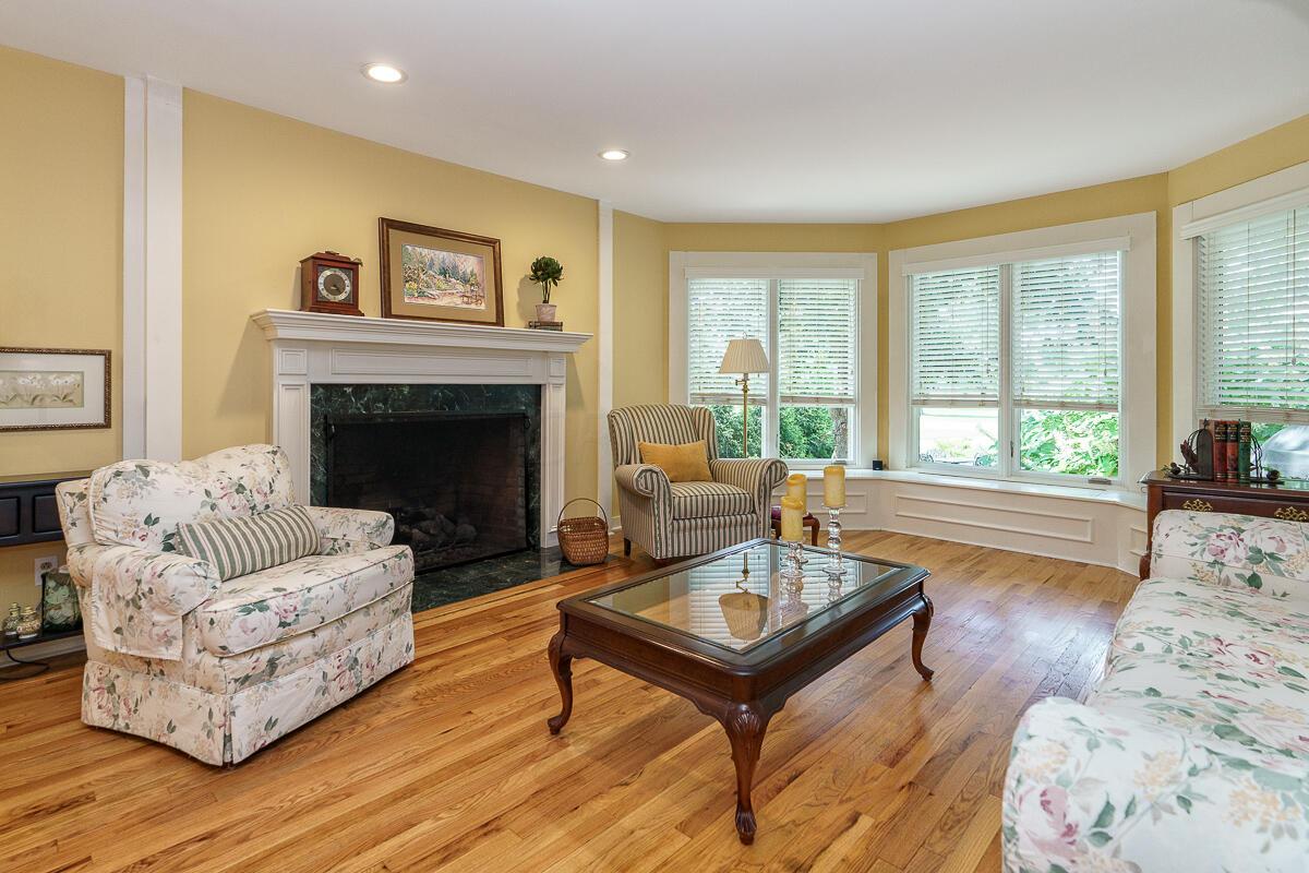 1090 Circle On The Green