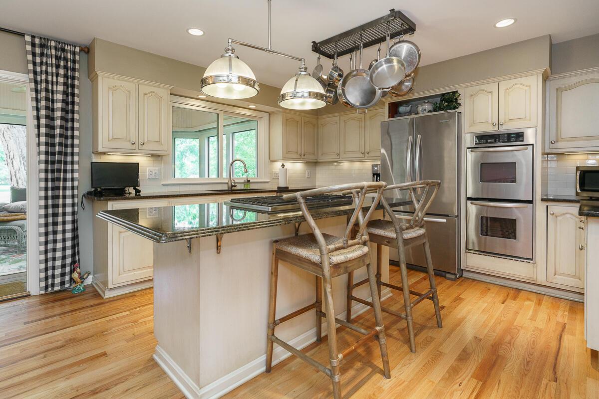 1090 Circle On The Green