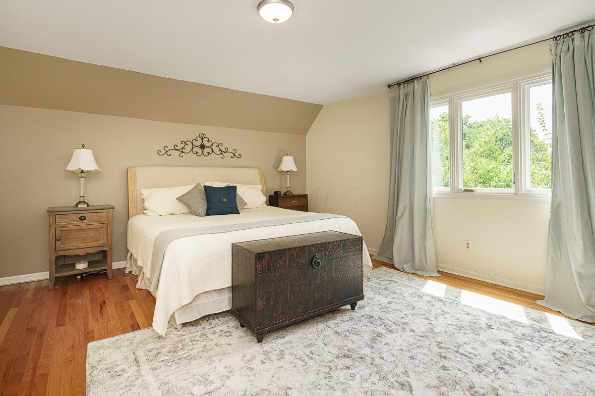 1090 Circle On The Green