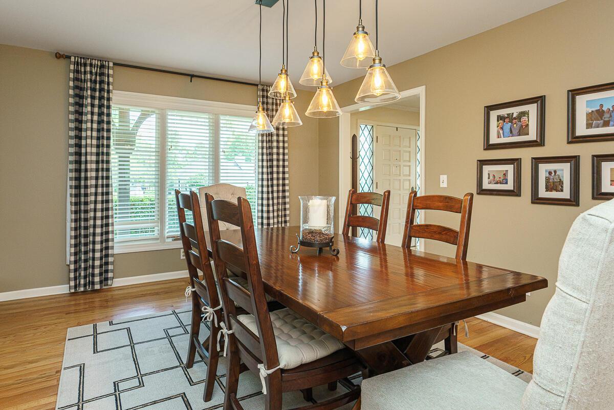 1090 Circle On The Green