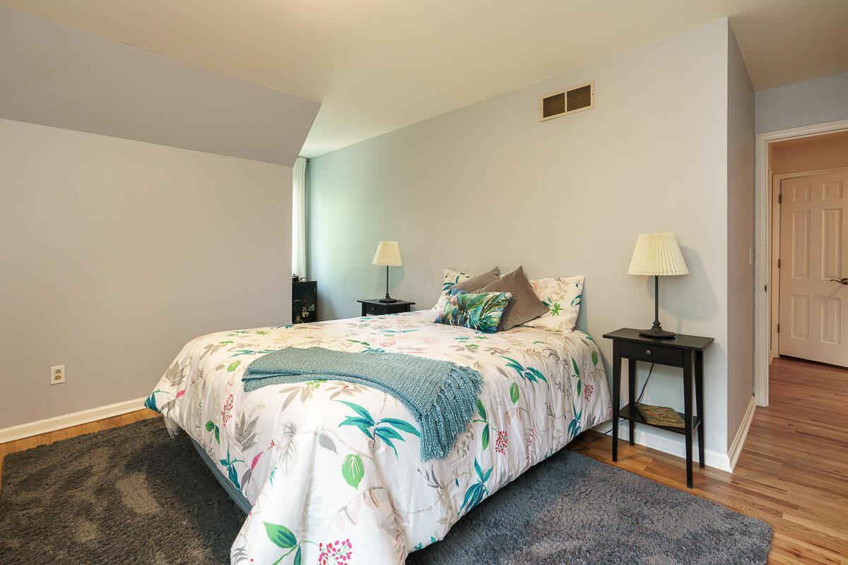 1090 Circle On The Green