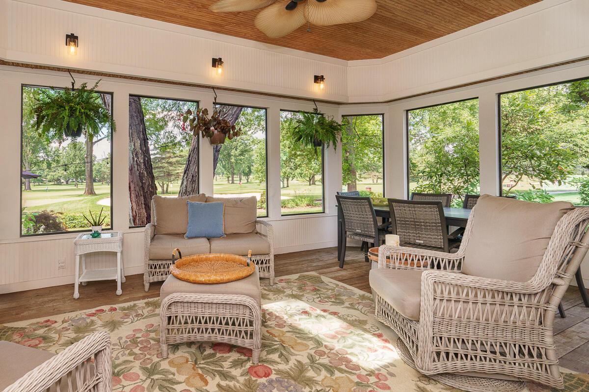 1090 Circle On The Green