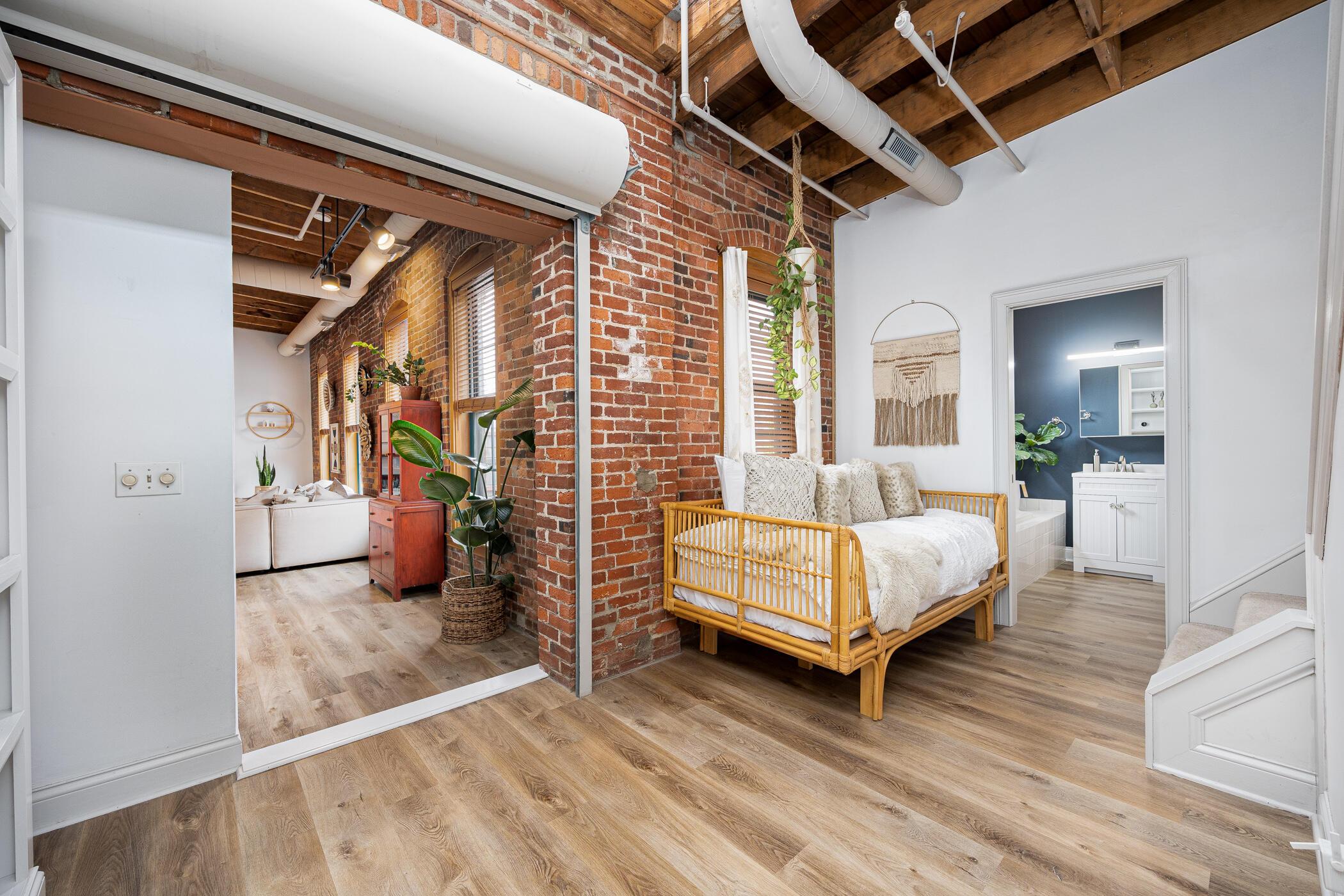 55 W Livingston Avenue, 307