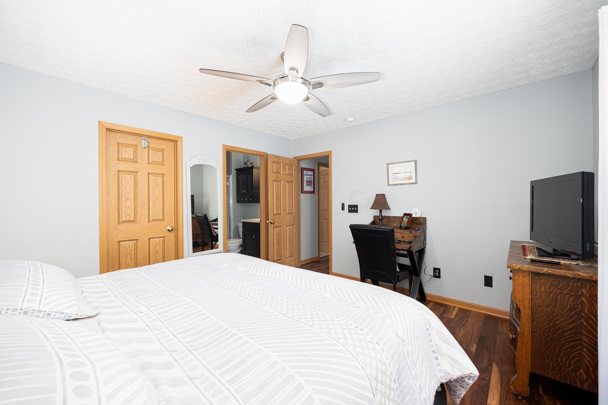 5832 Wooden Plank Road