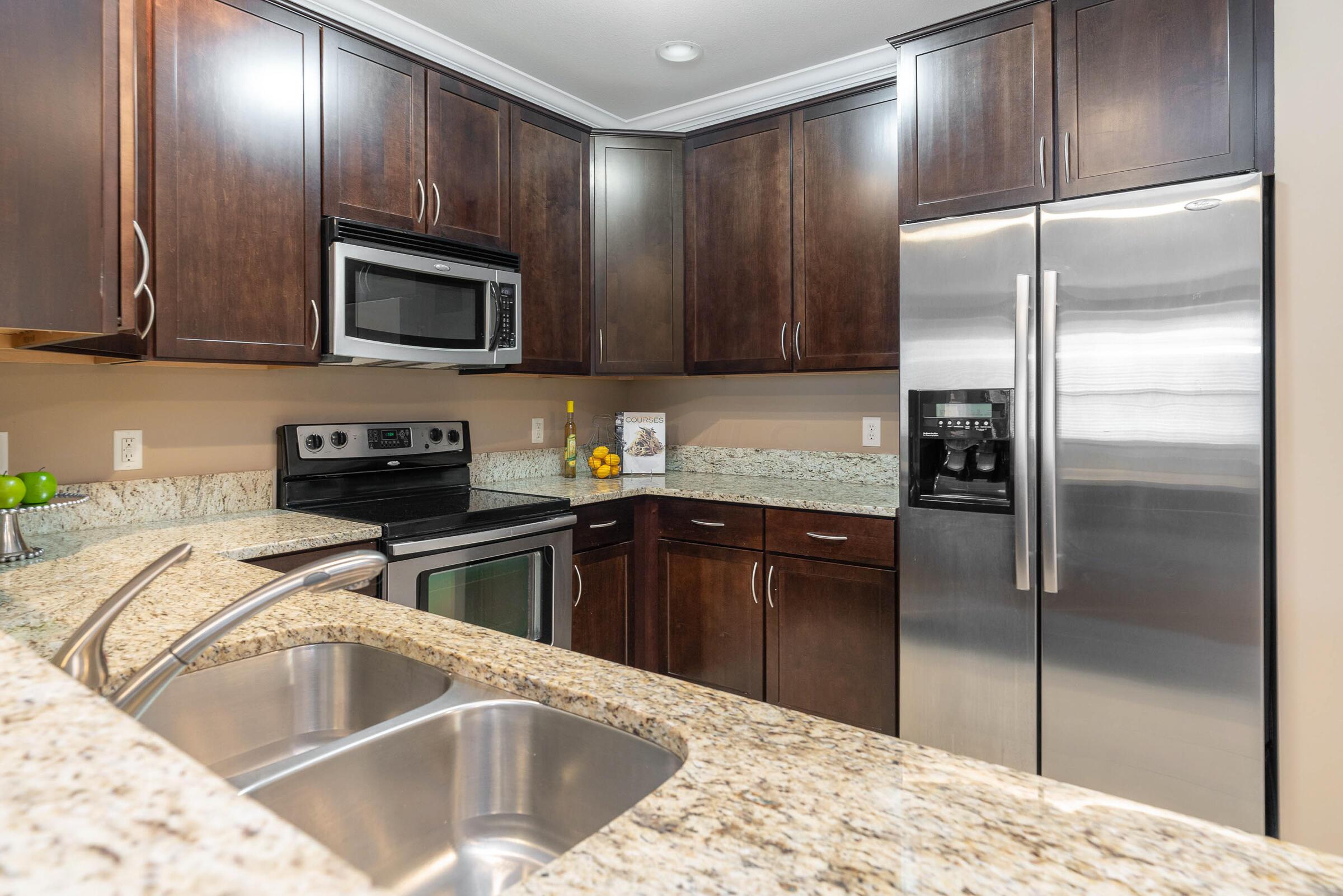 925 Ingleside Avenue, 207