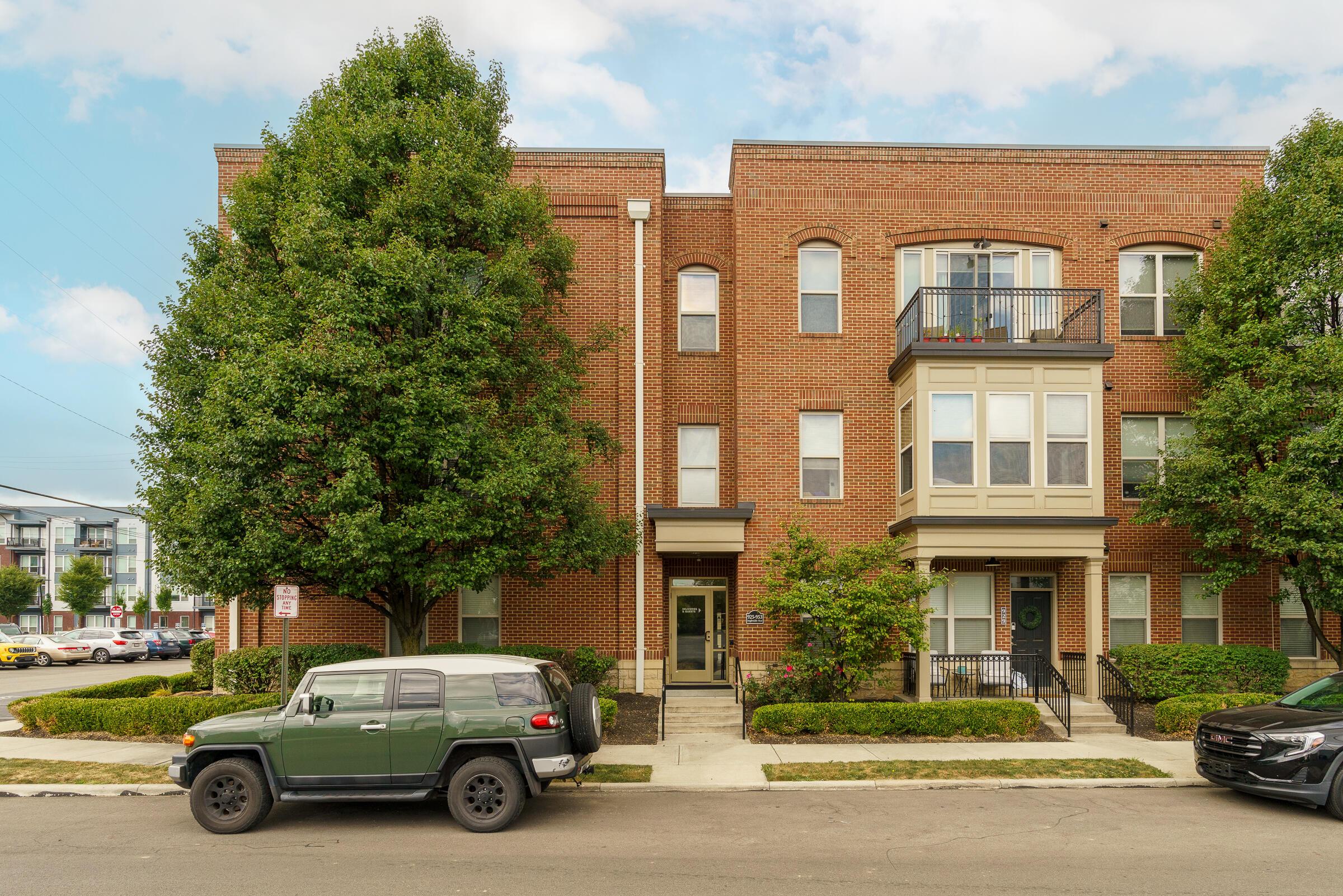 925 Ingleside Avenue, 207