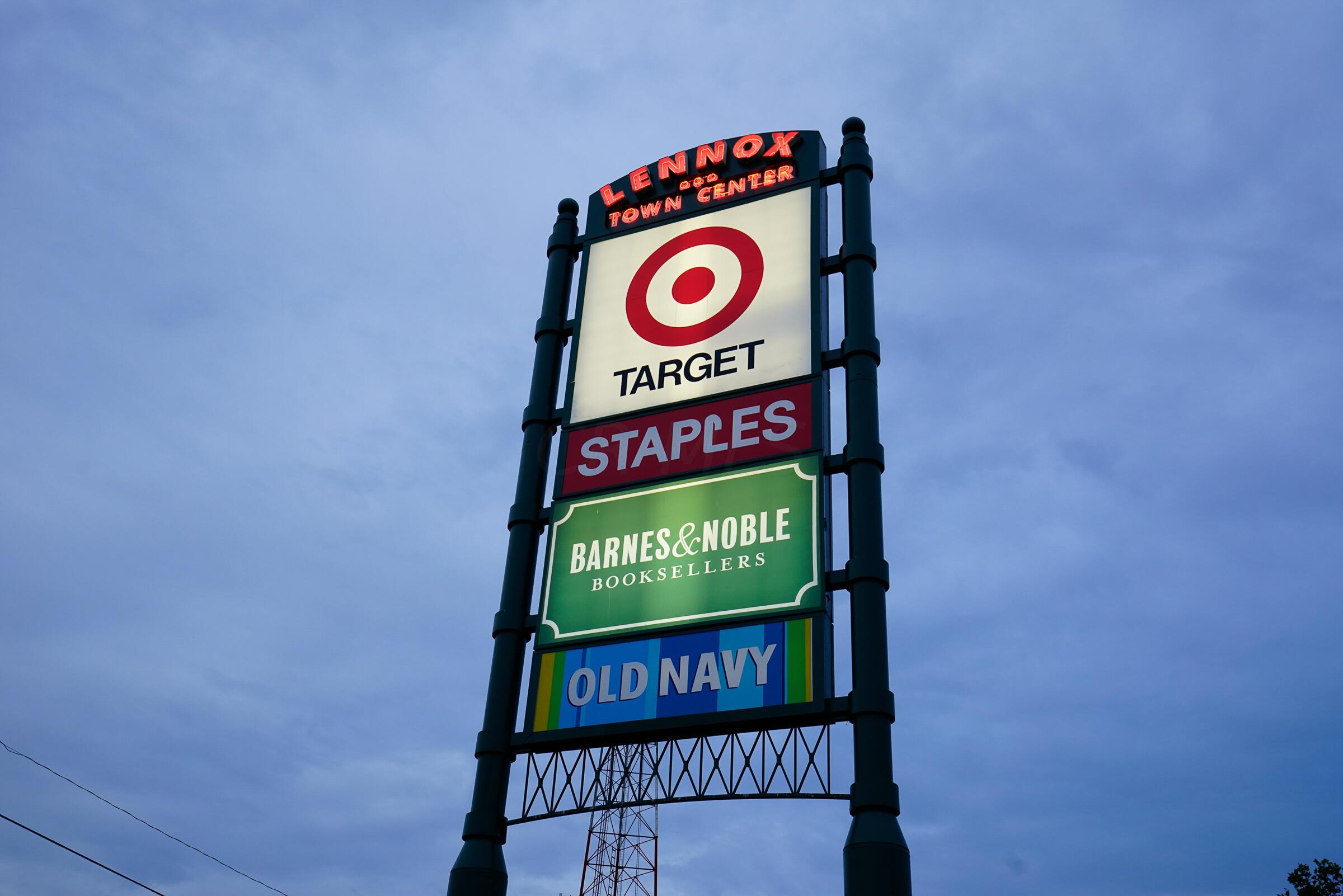 925 Ingleside Avenue, 207