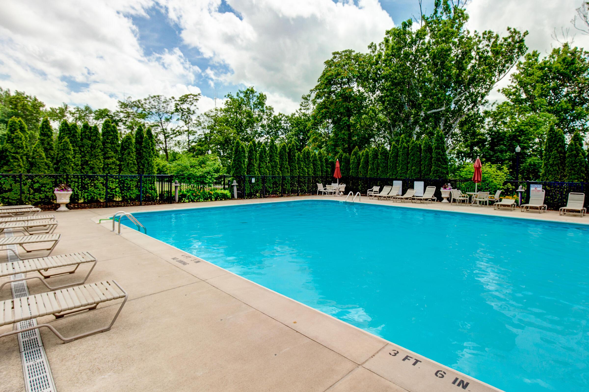 925 Ingleside Avenue, 207