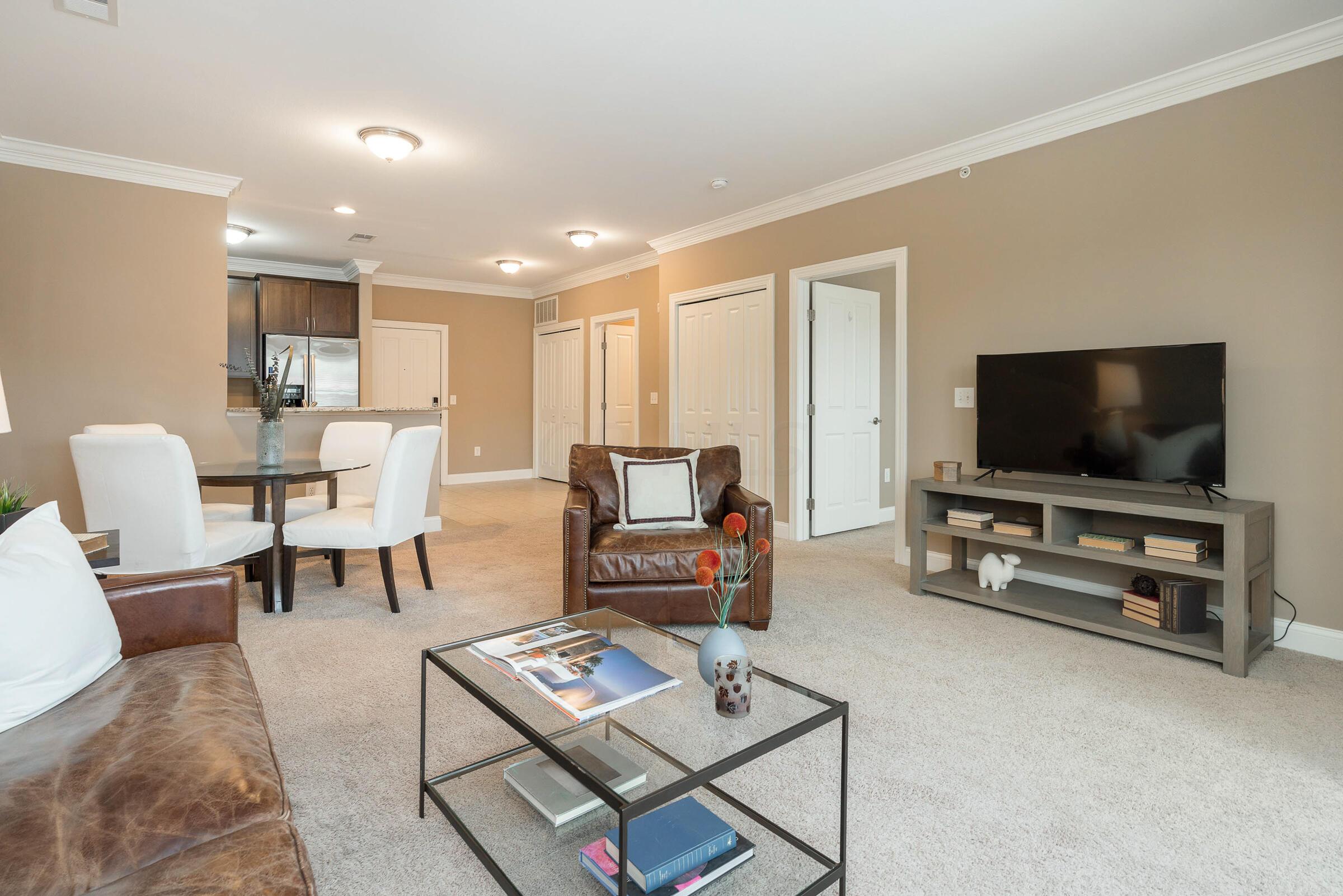 925 Ingleside Avenue, 207