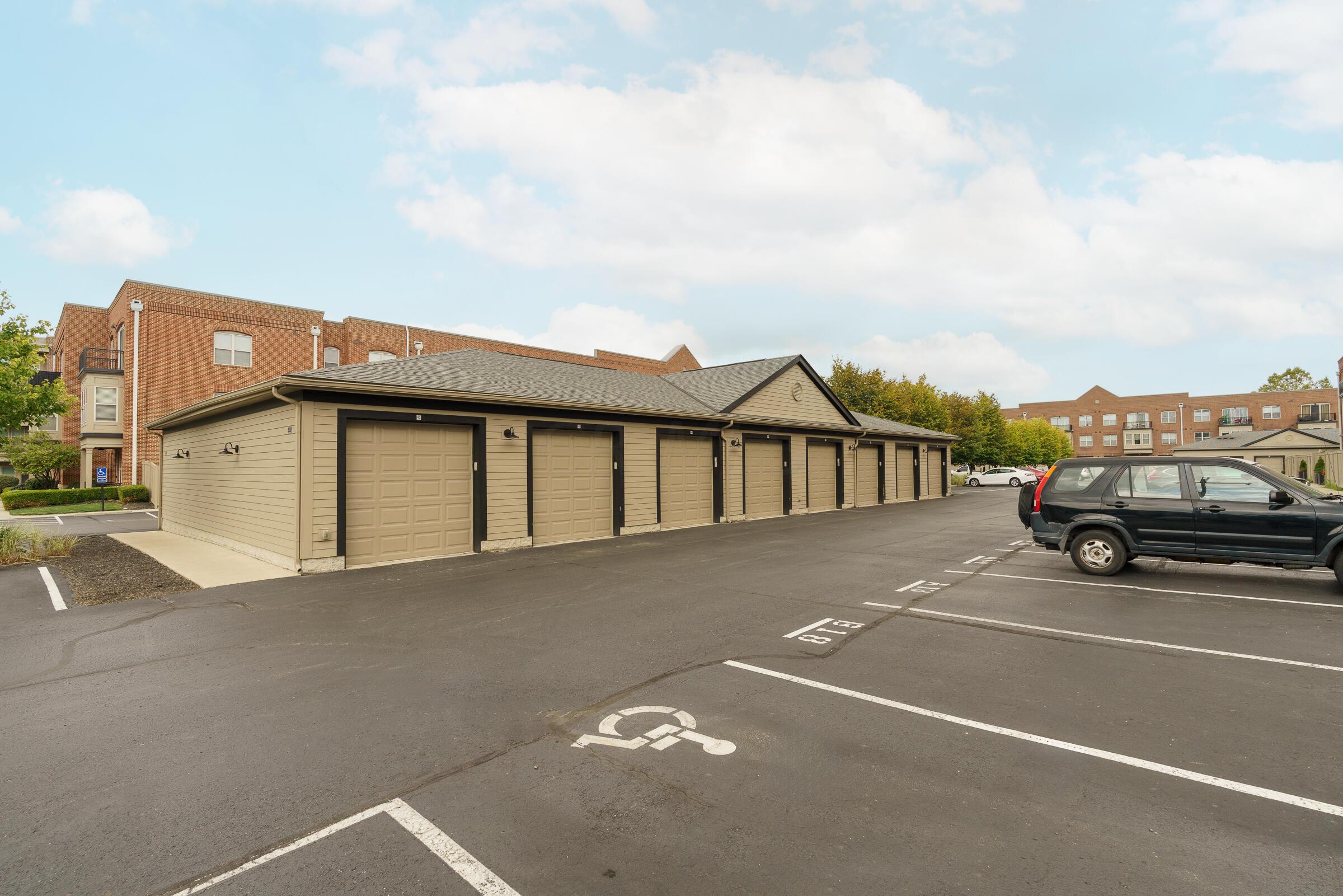 925 Ingleside Avenue, 207