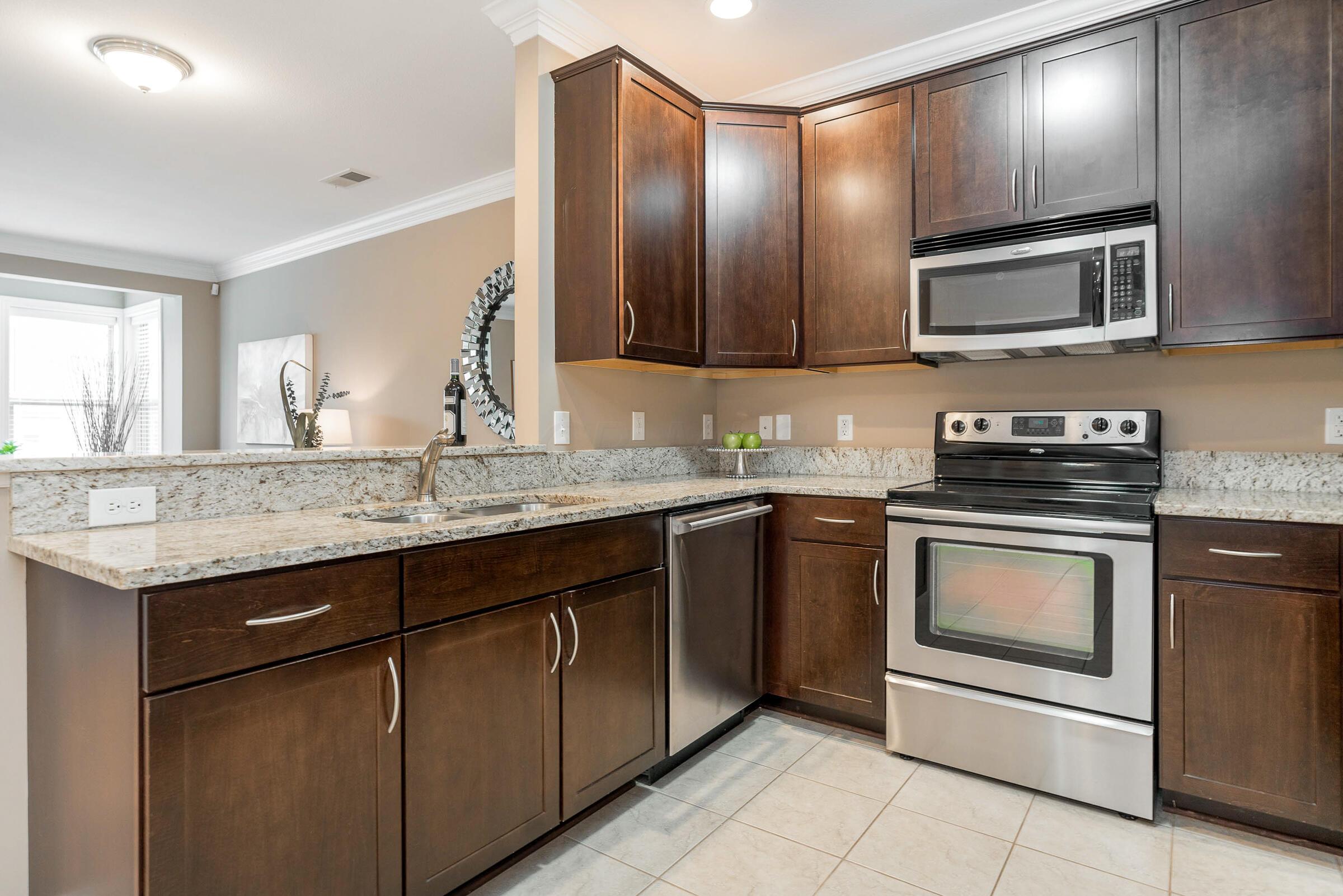 925 Ingleside Avenue, 207