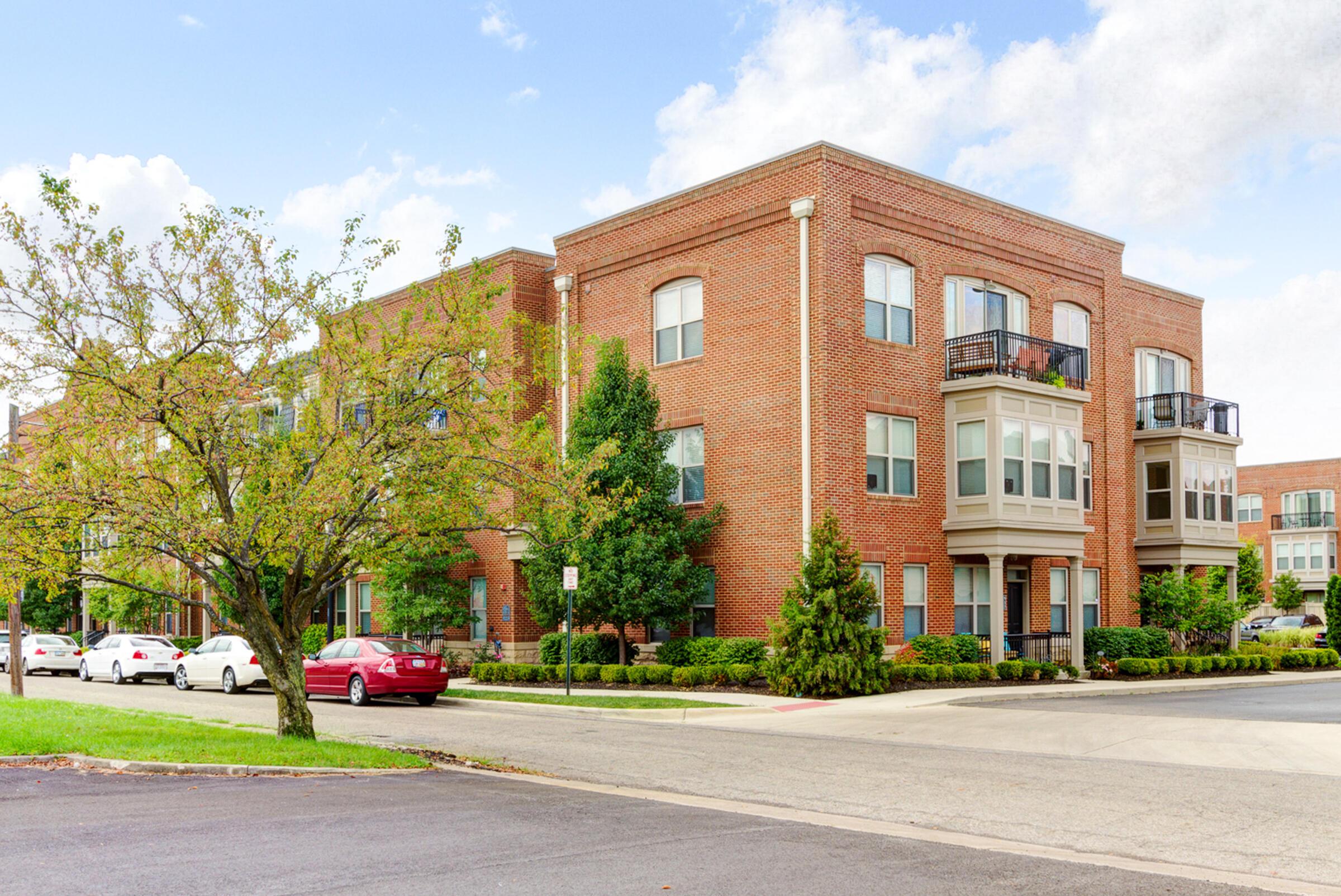 925 Ingleside Avenue, 207