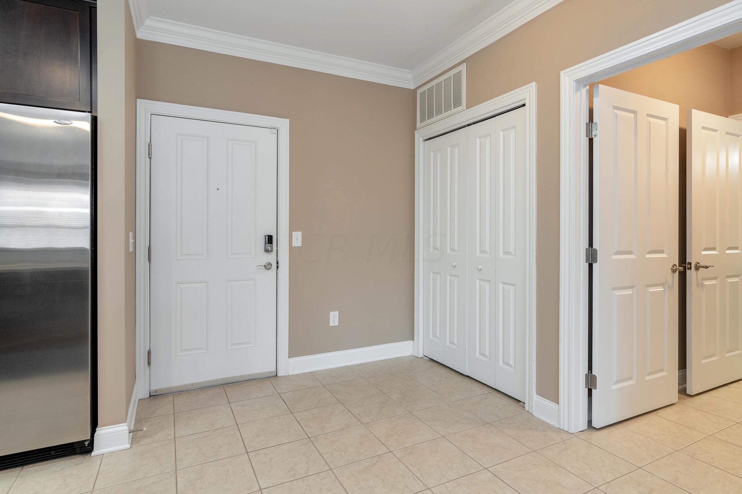 925 Ingleside Avenue, 207