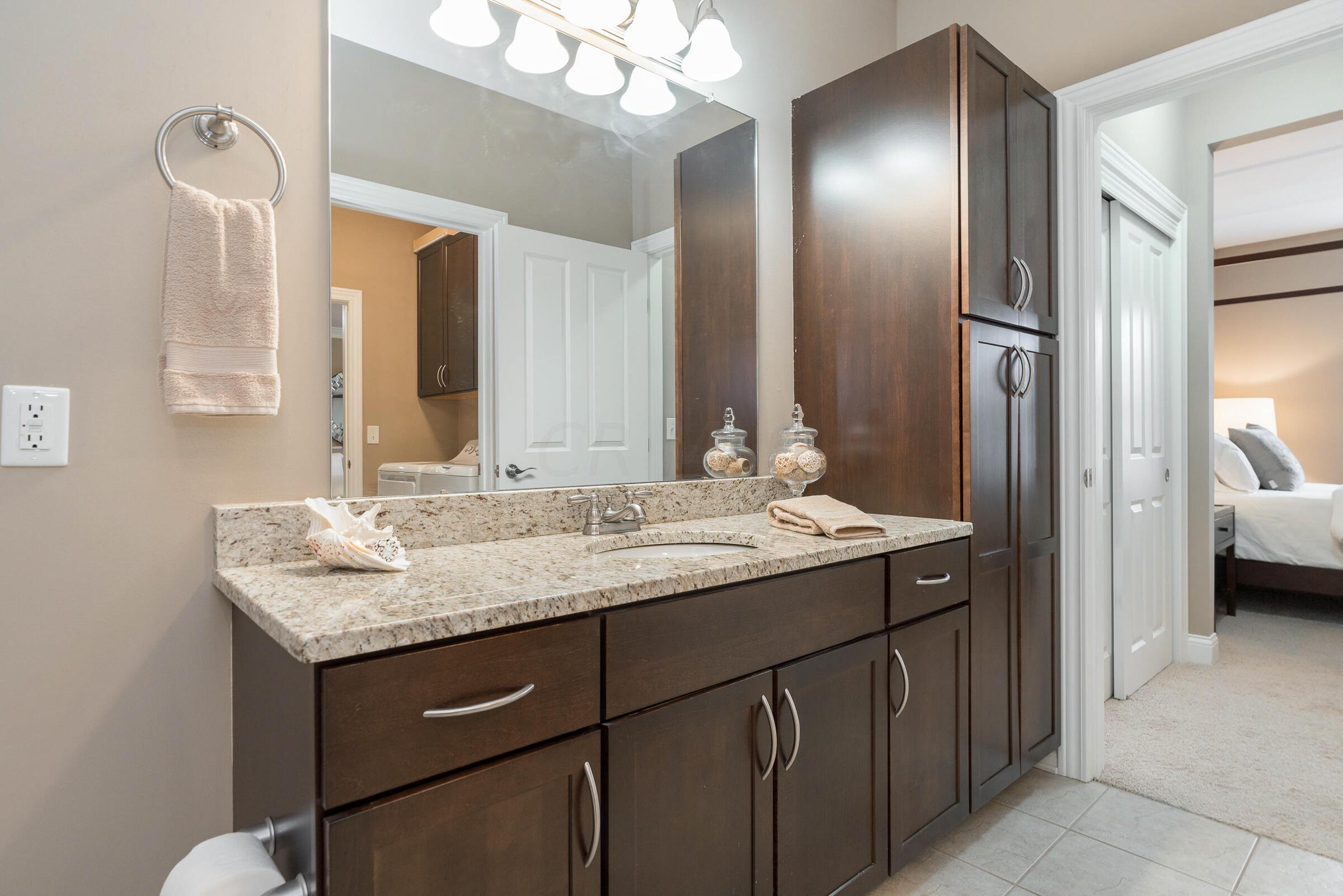 925 Ingleside Avenue, 207