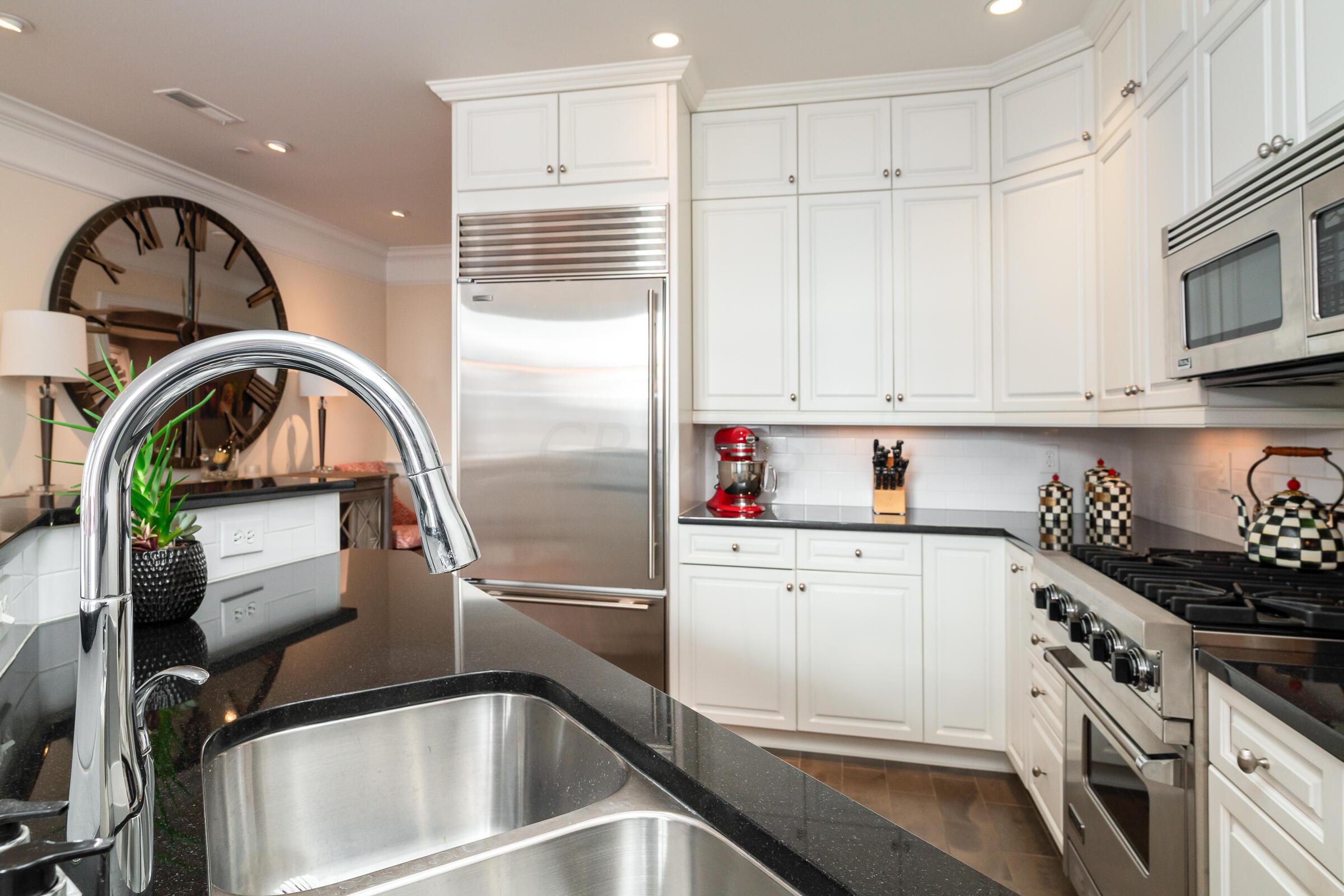 8 E Broad Street, 801