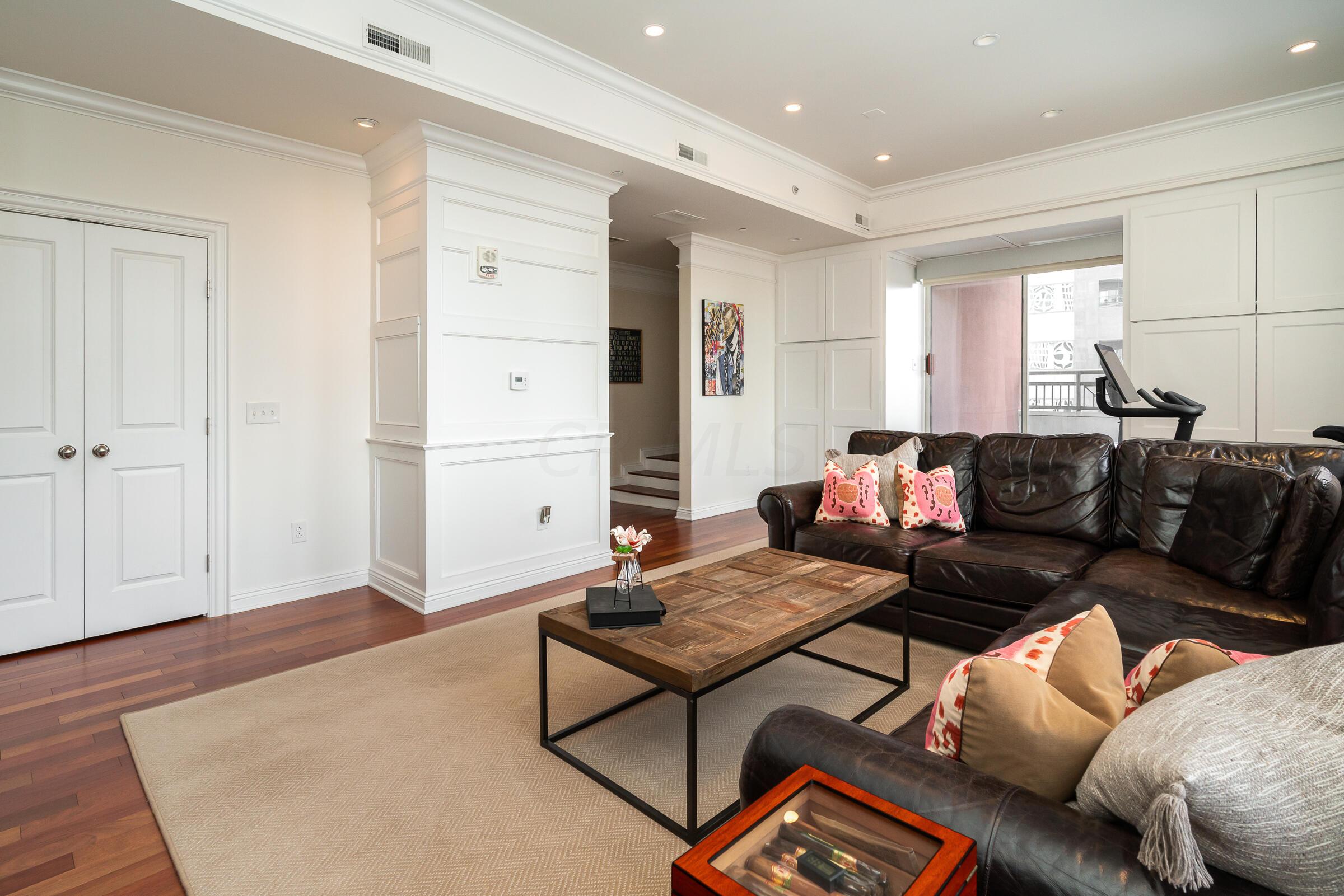 8 E Broad Street, 801