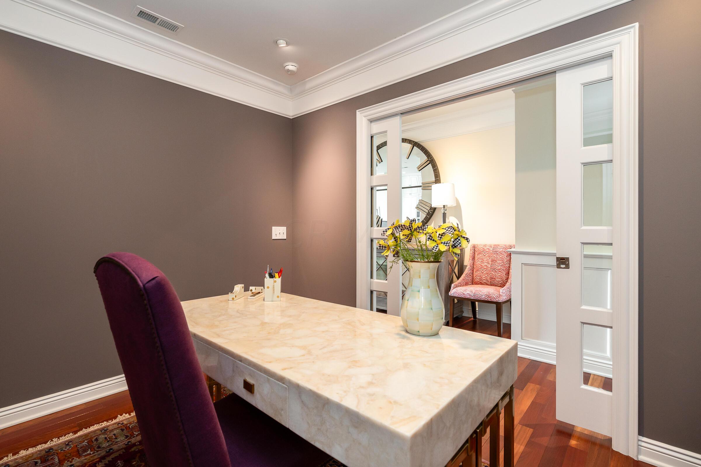 8 E Broad Street, 801