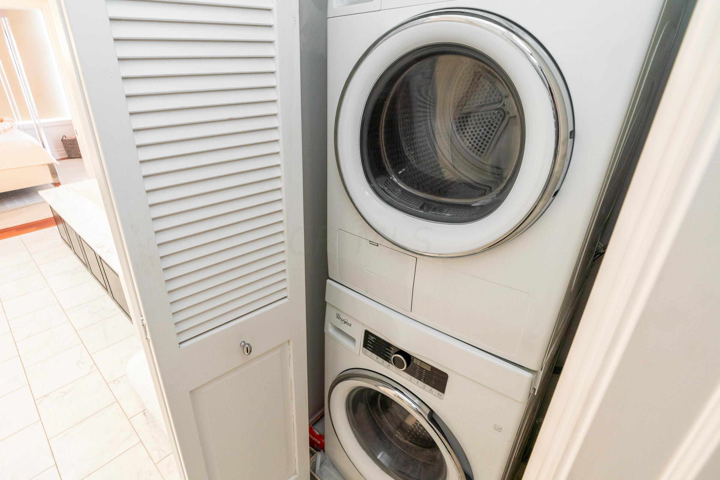 8 E Broad Street, 801