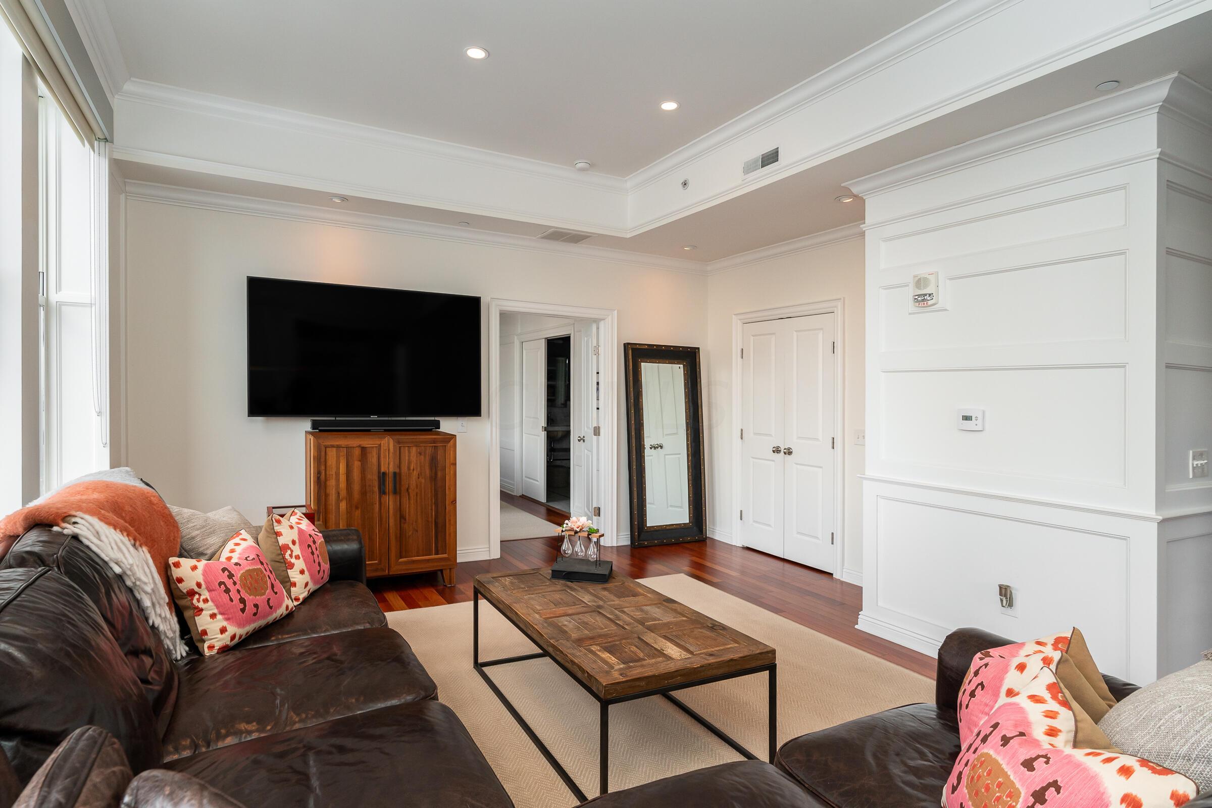 8 E Broad Street, 801