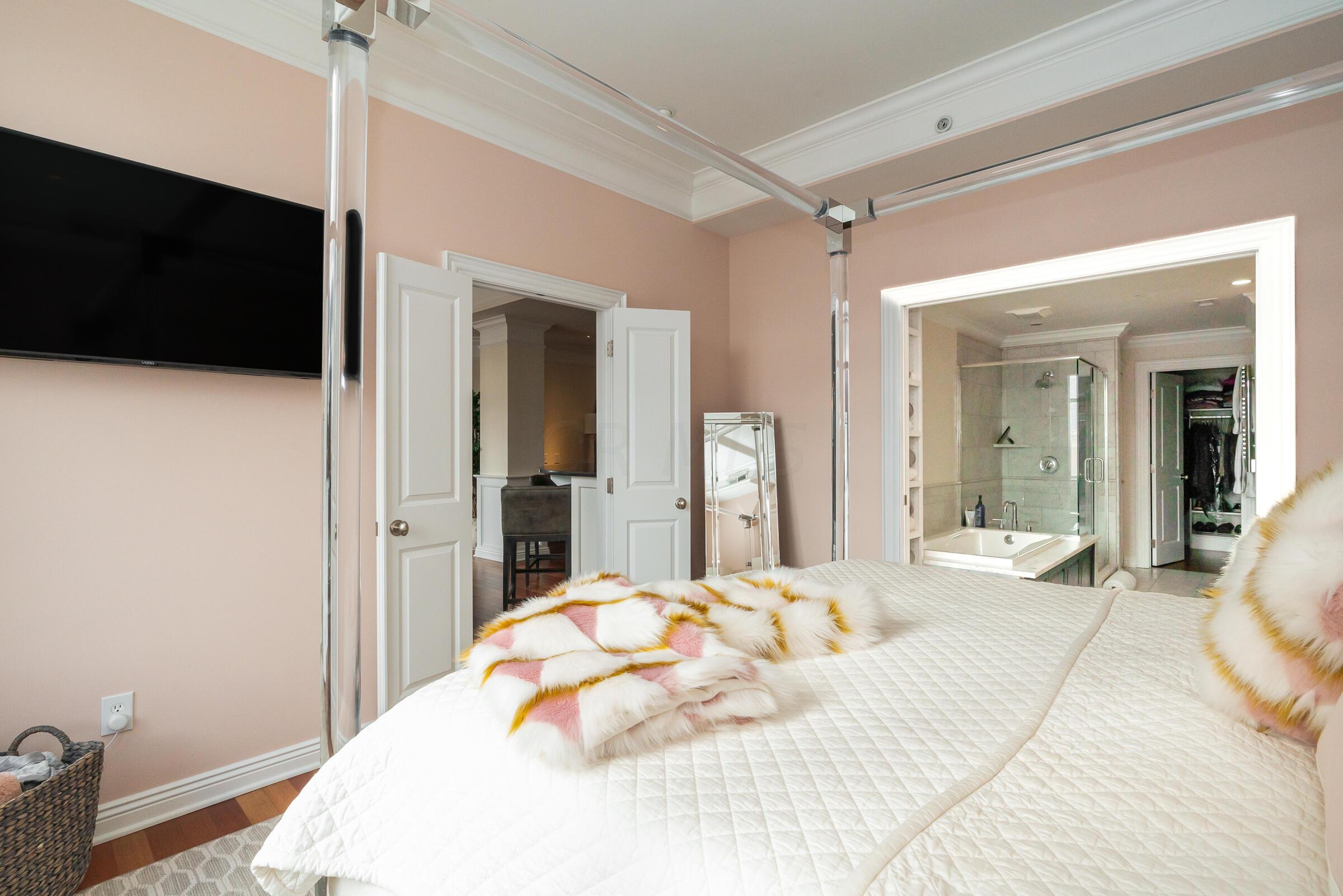 8 E Broad Street, 801