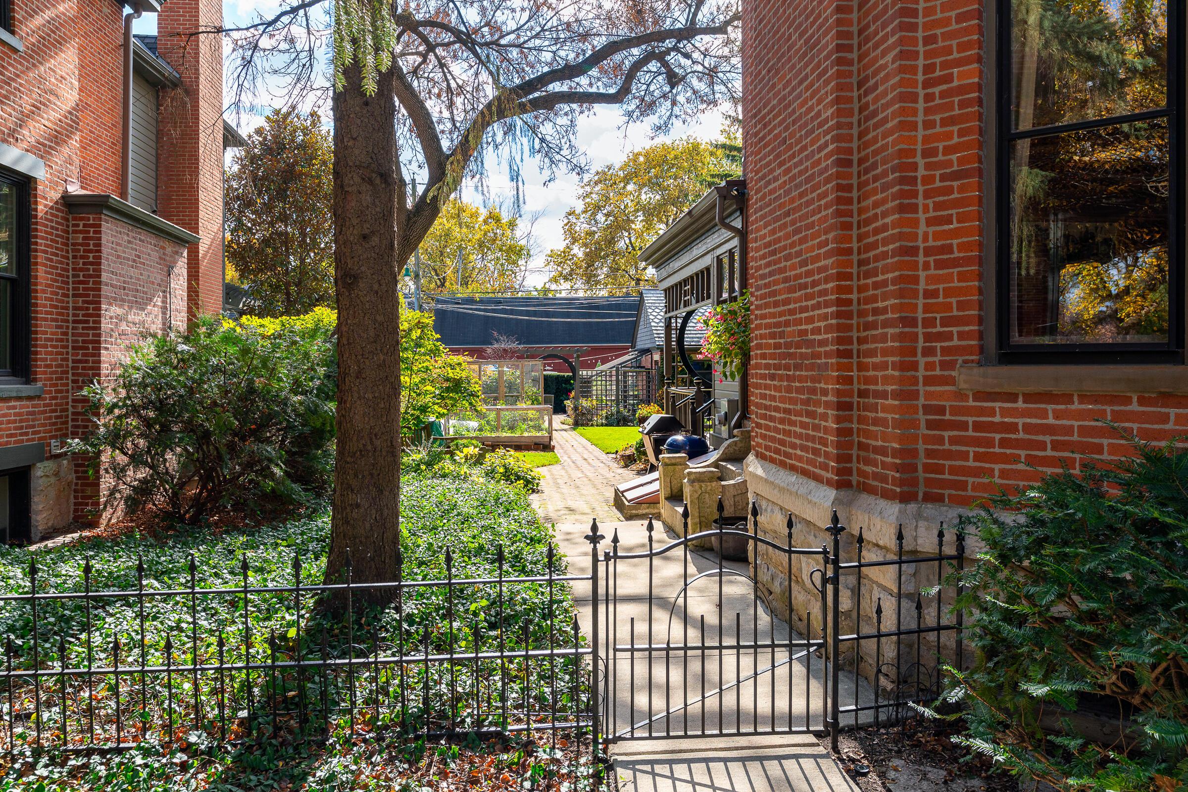 117 E Deshler Avenue