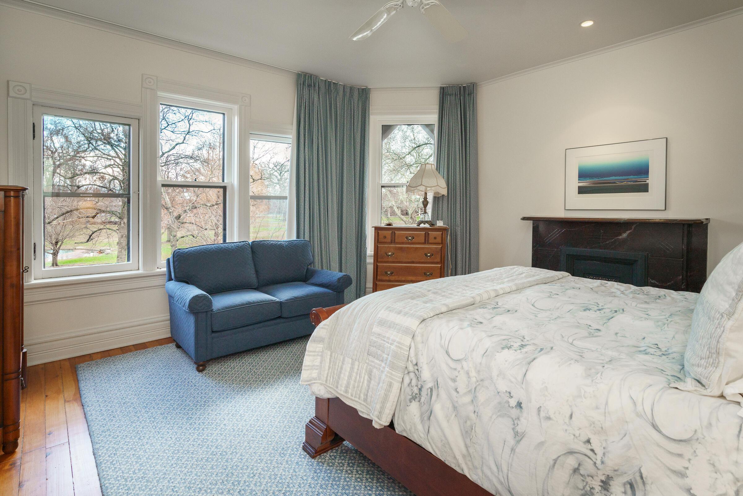 117 E Deshler Avenue