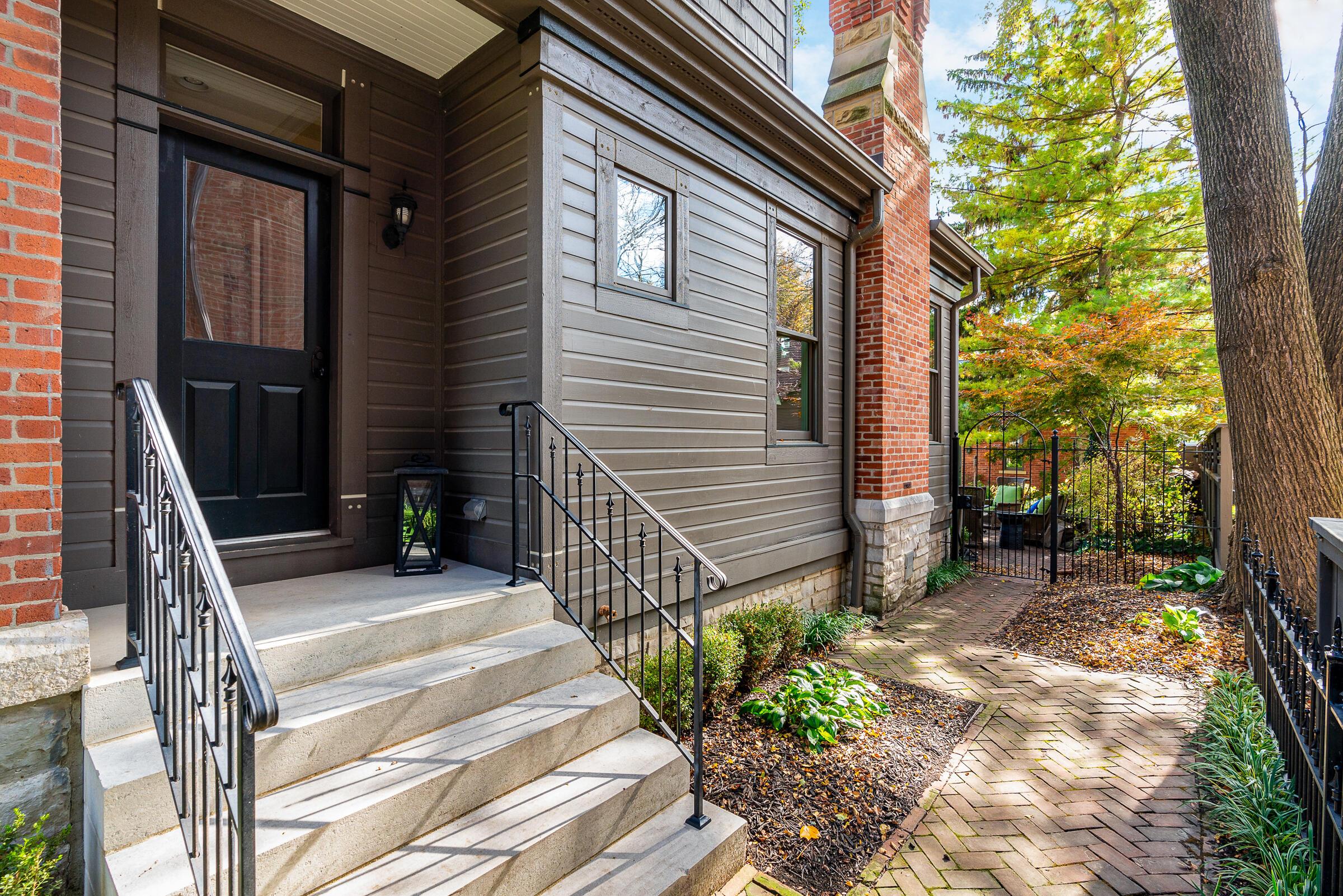 117 E Deshler Avenue