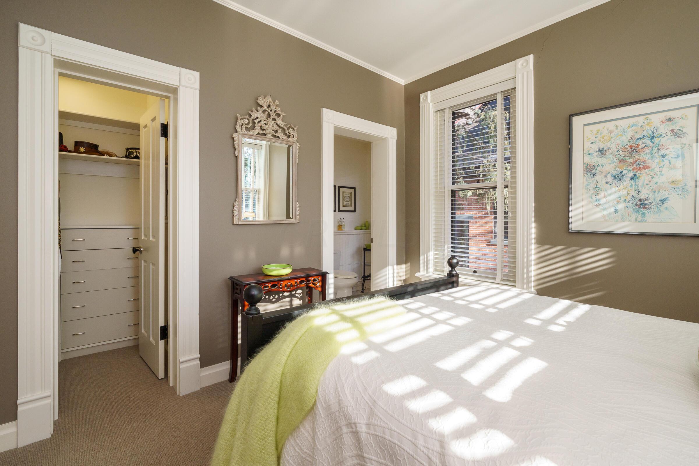 117 E Deshler Avenue