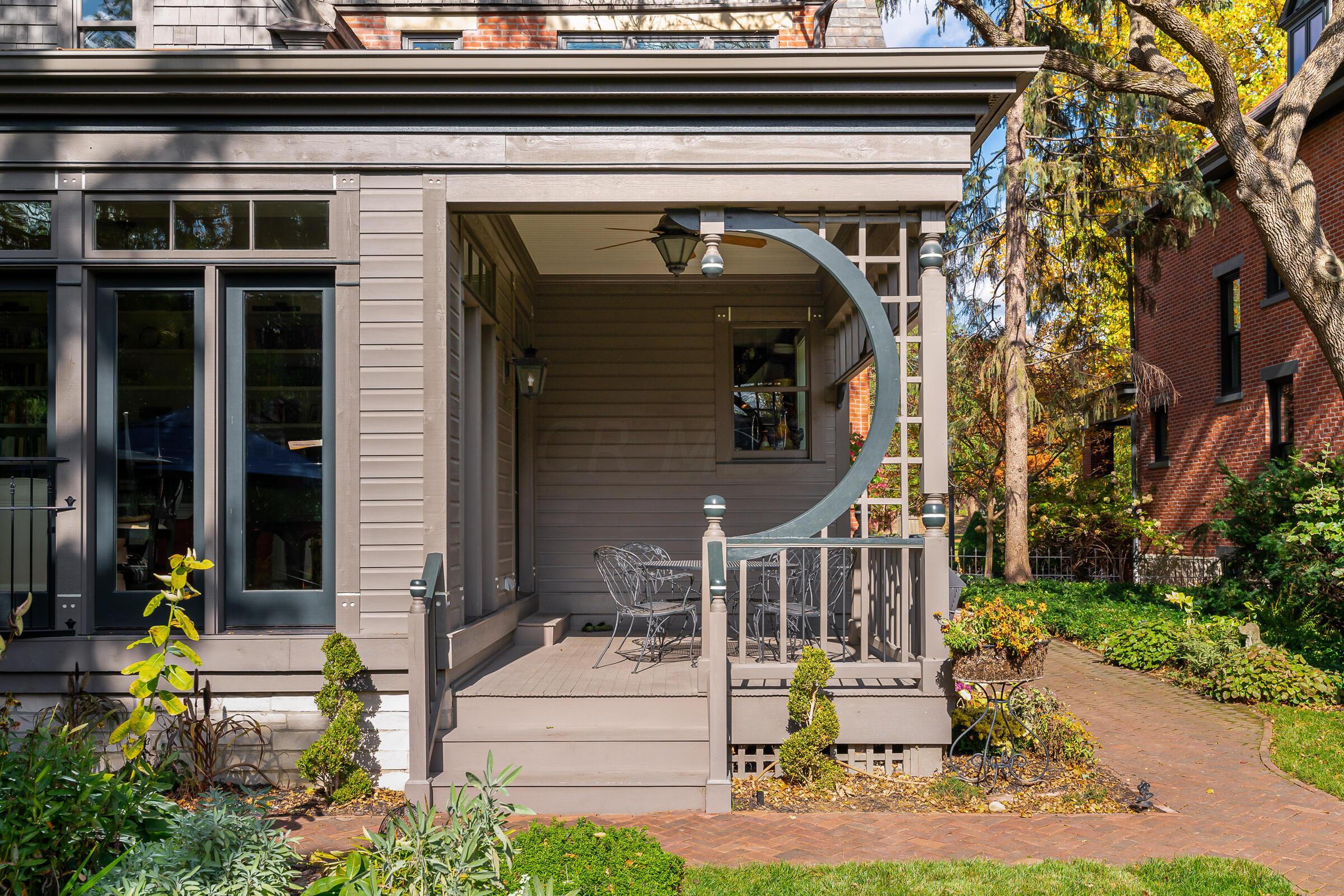 117 E Deshler Avenue