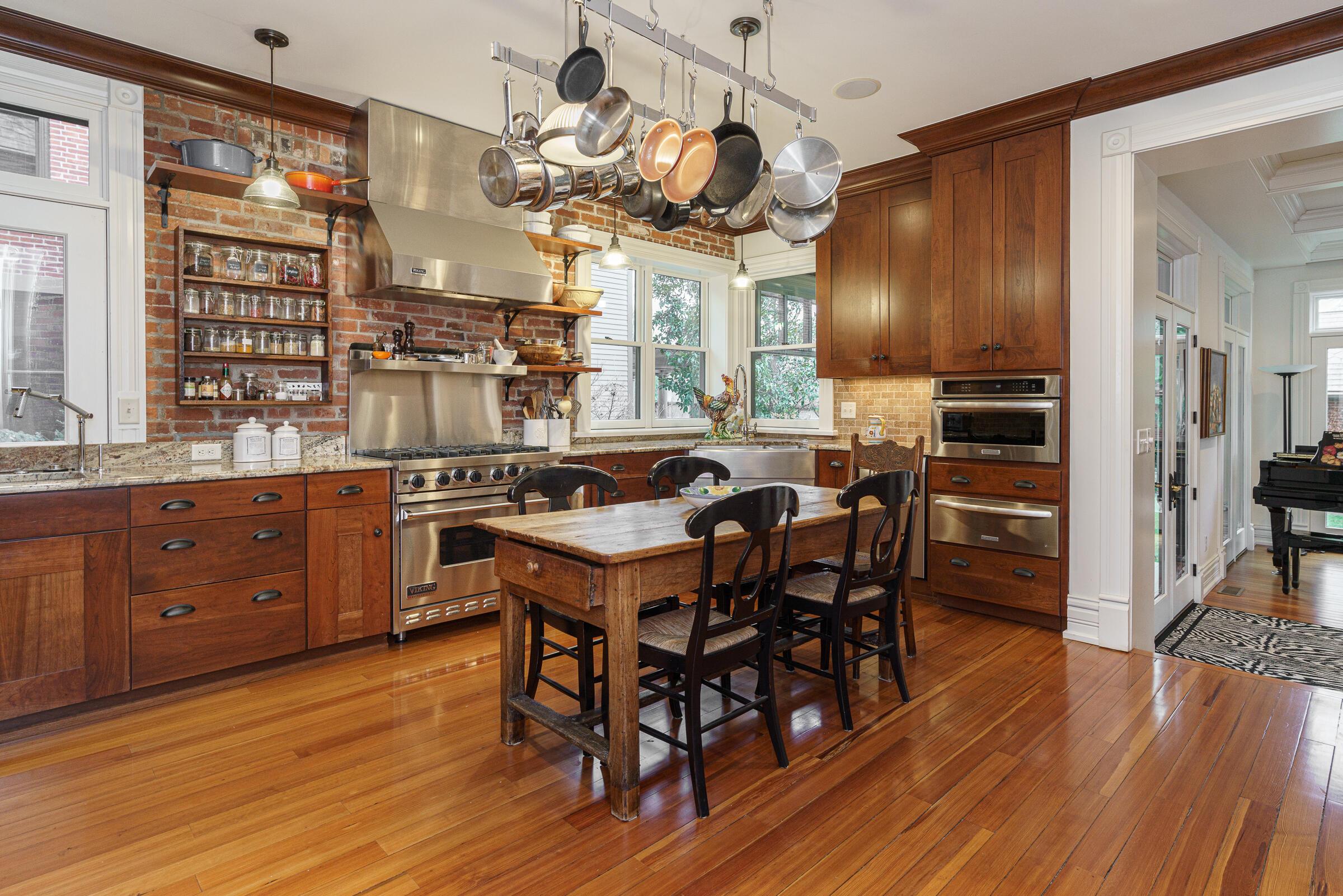 117 E Deshler Avenue