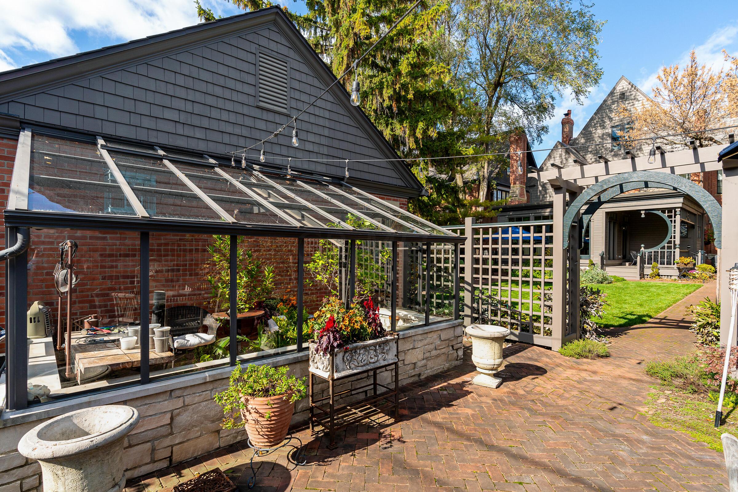 117 E Deshler Avenue