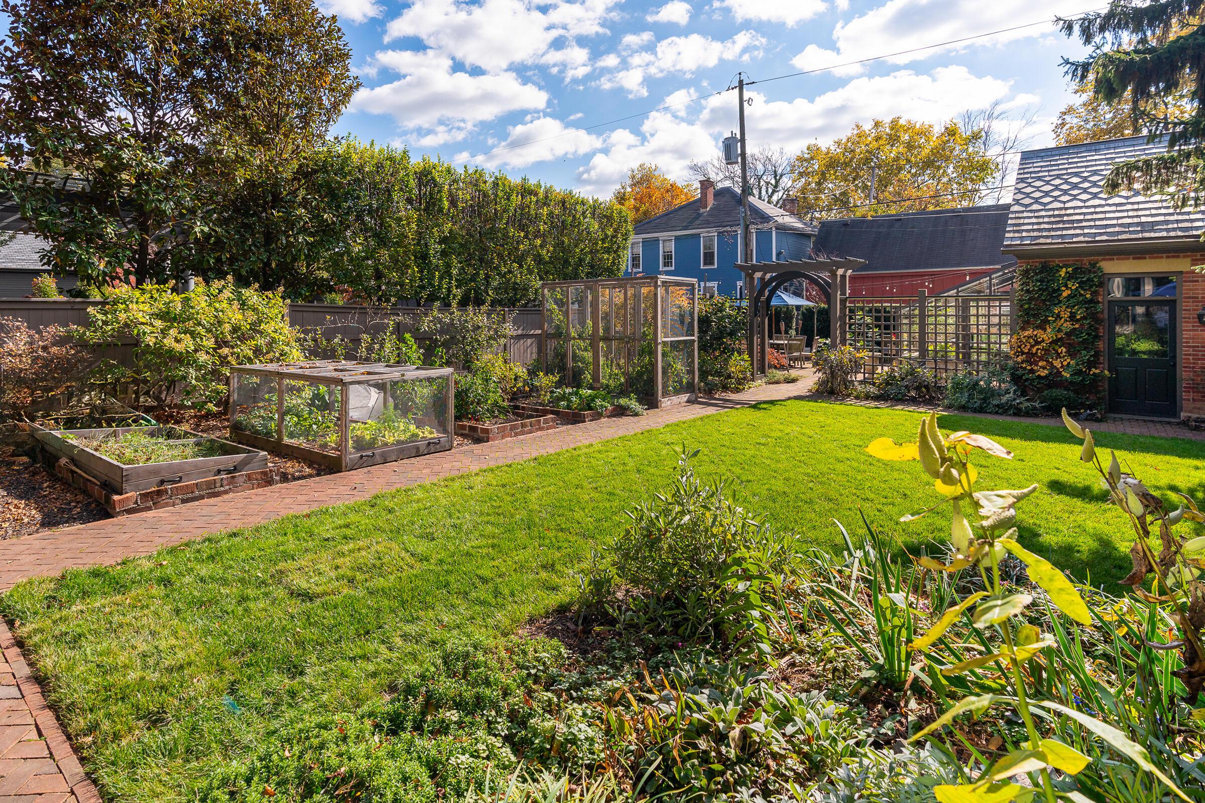 117 E Deshler Avenue