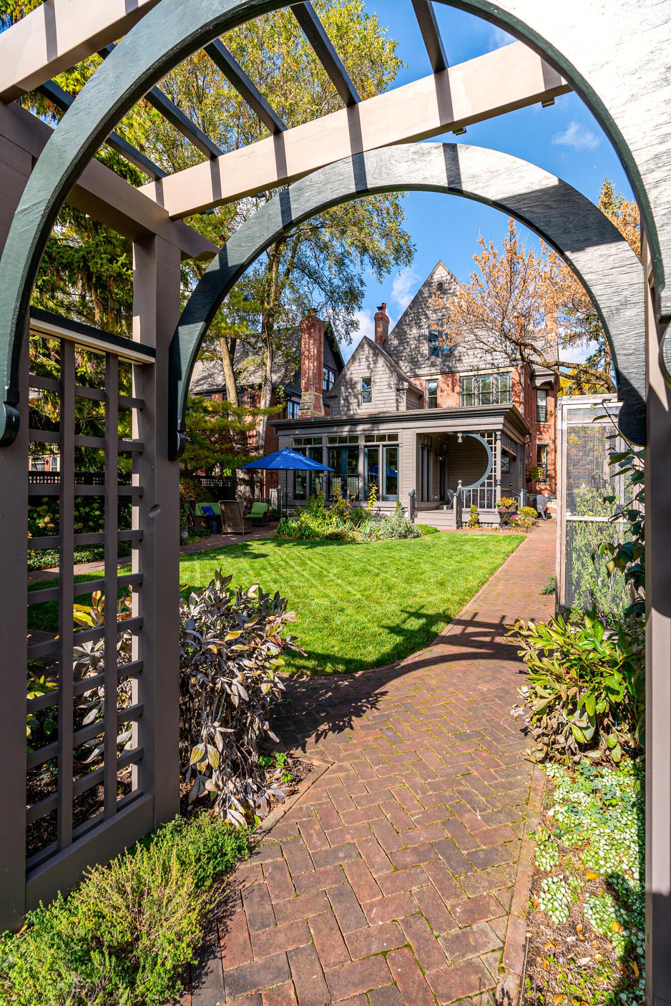 117 E Deshler Avenue