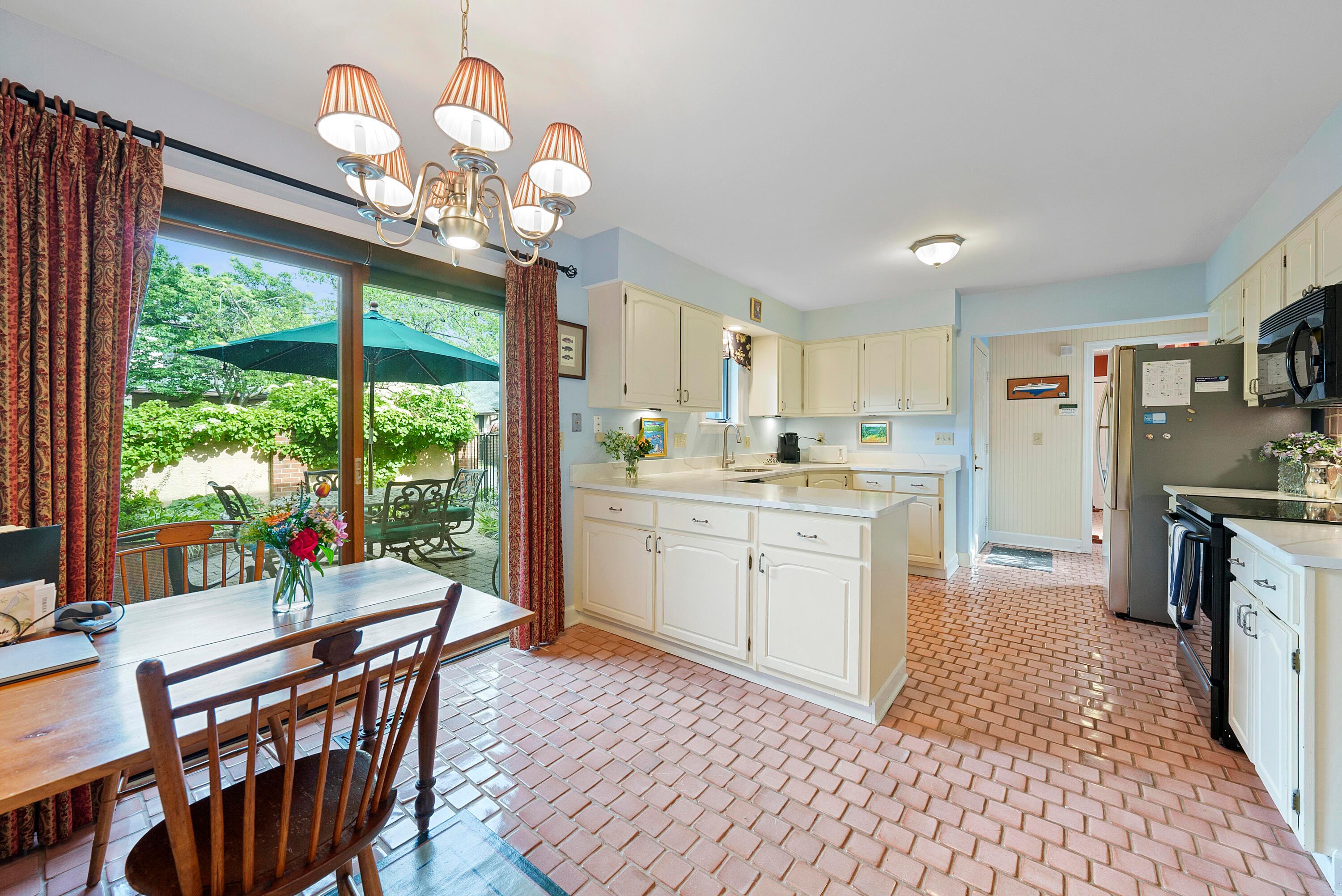 5677 Notre Dame Place, 4