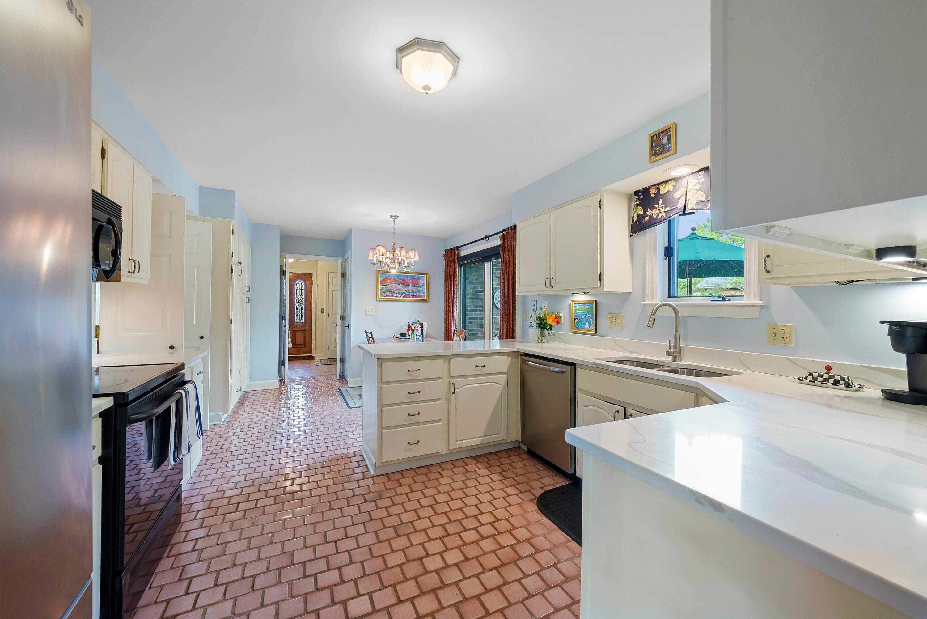 5677 Notre Dame Place, 4