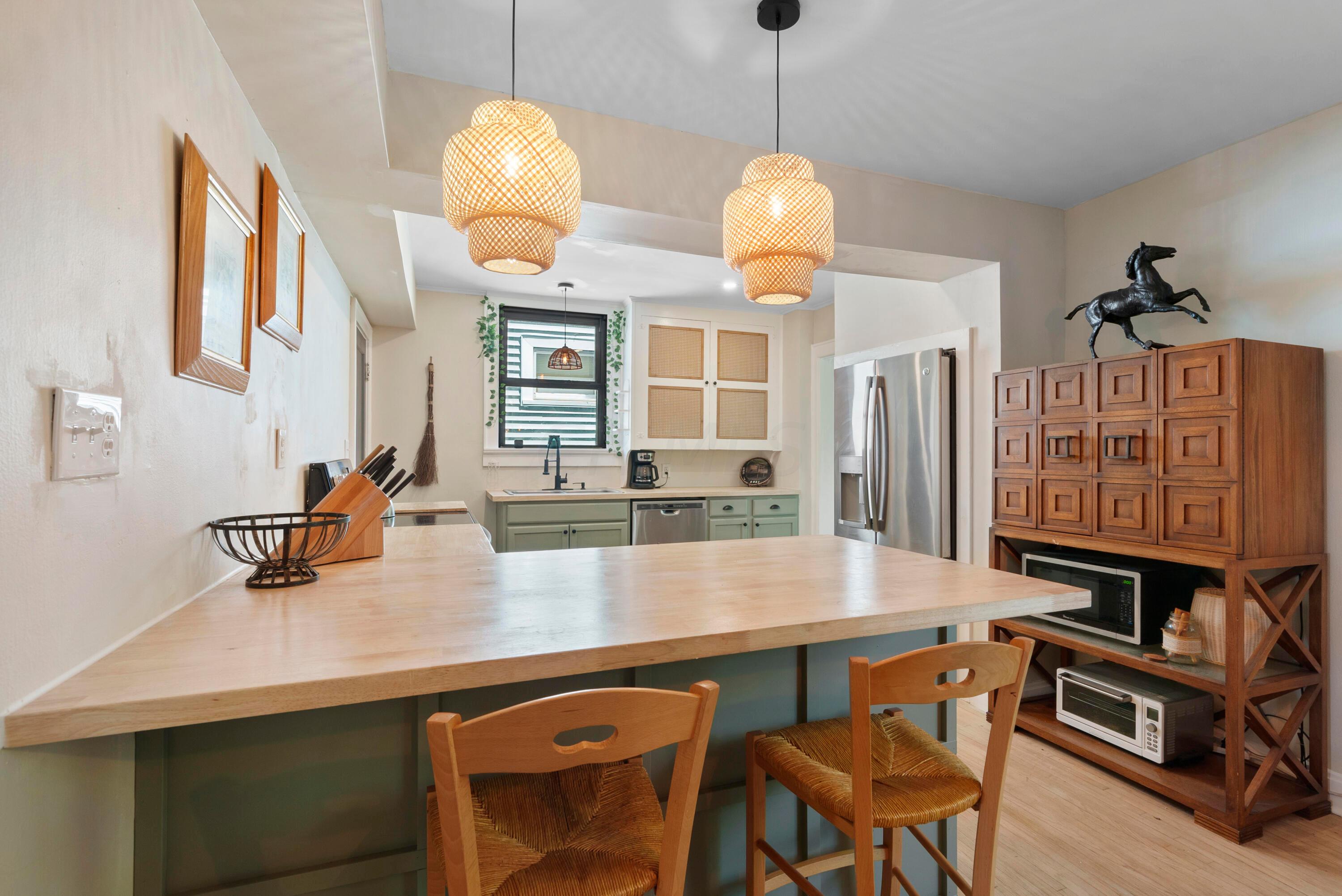 713 E Deshler Avenue