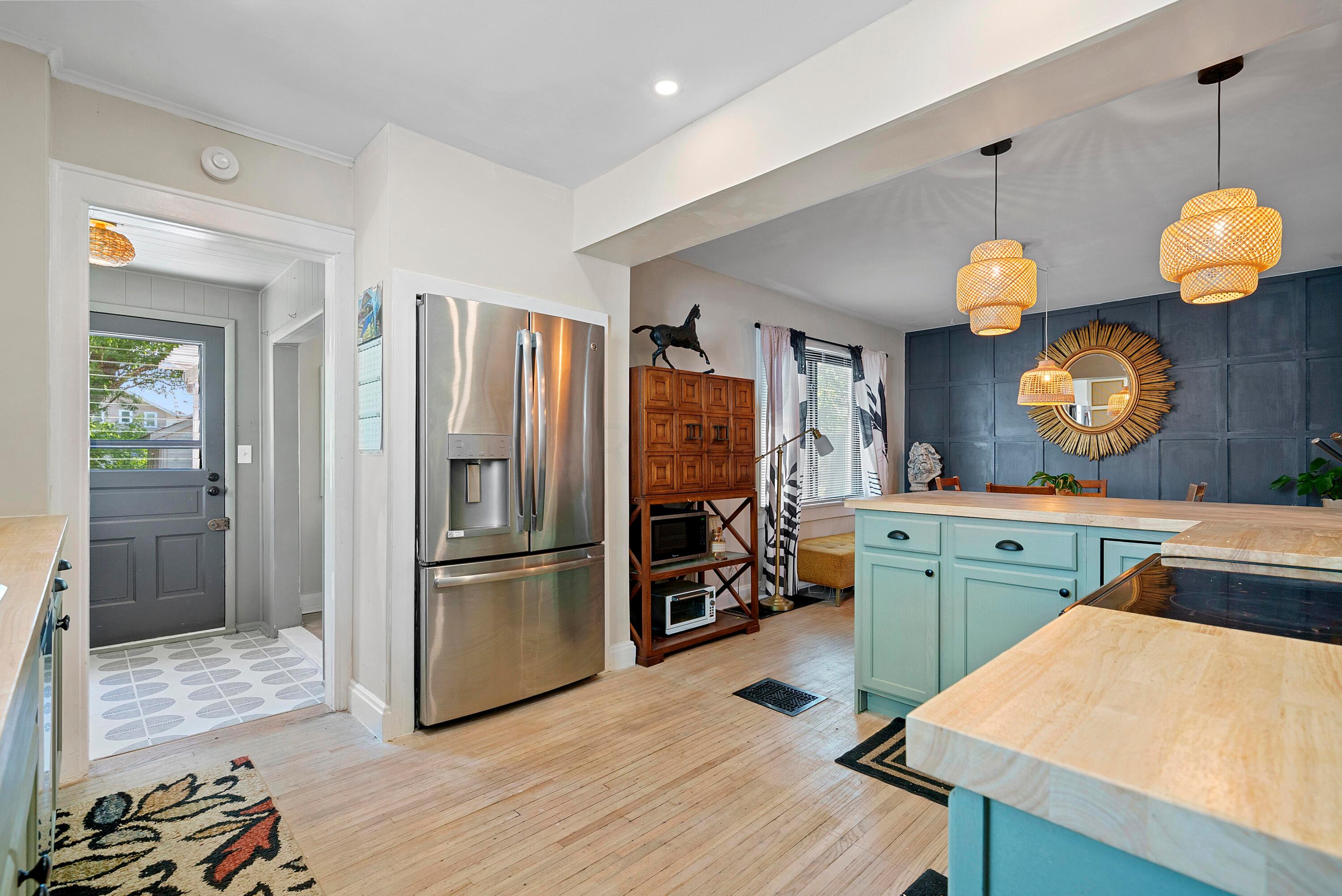 713 E Deshler Avenue