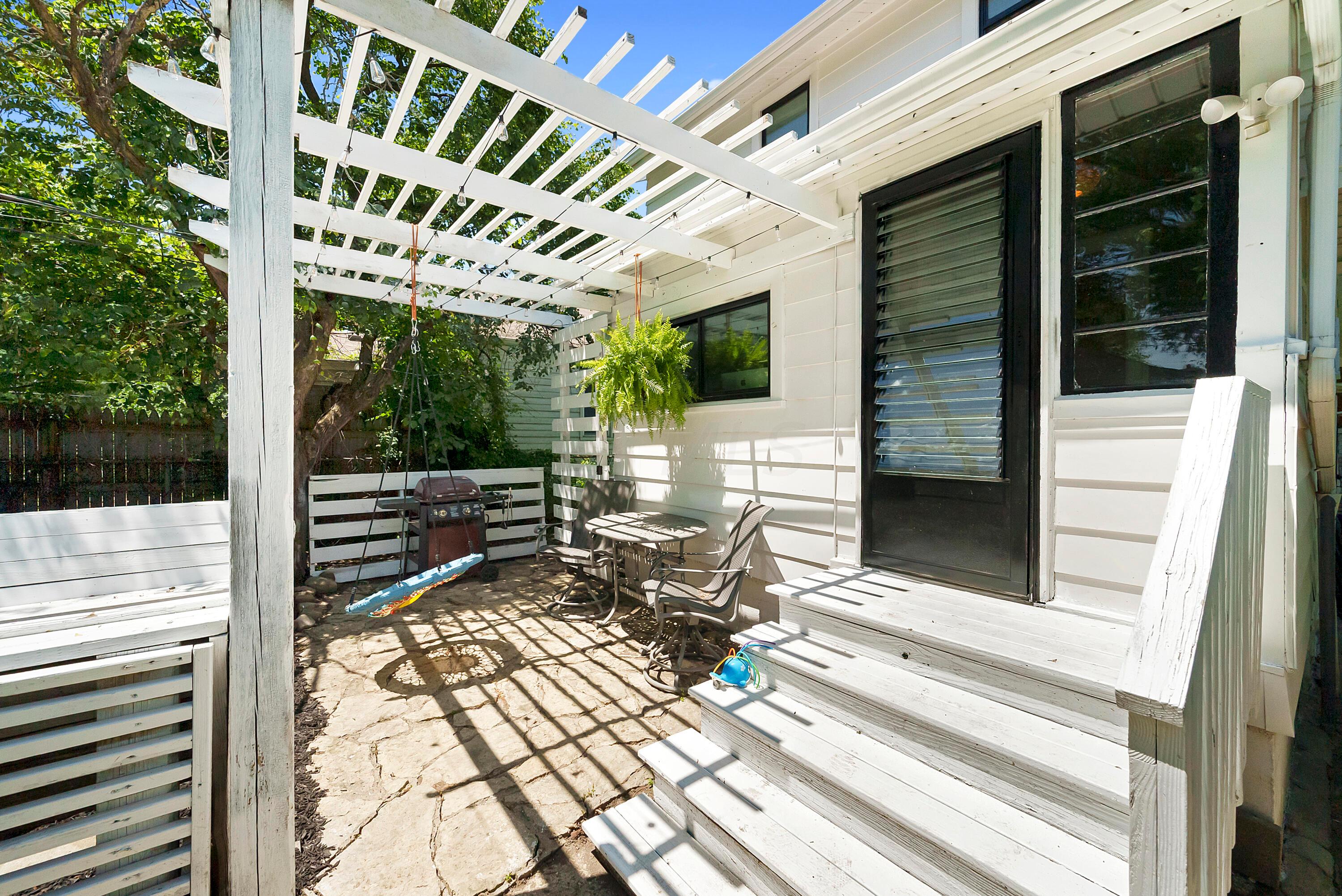 713 E Deshler Avenue